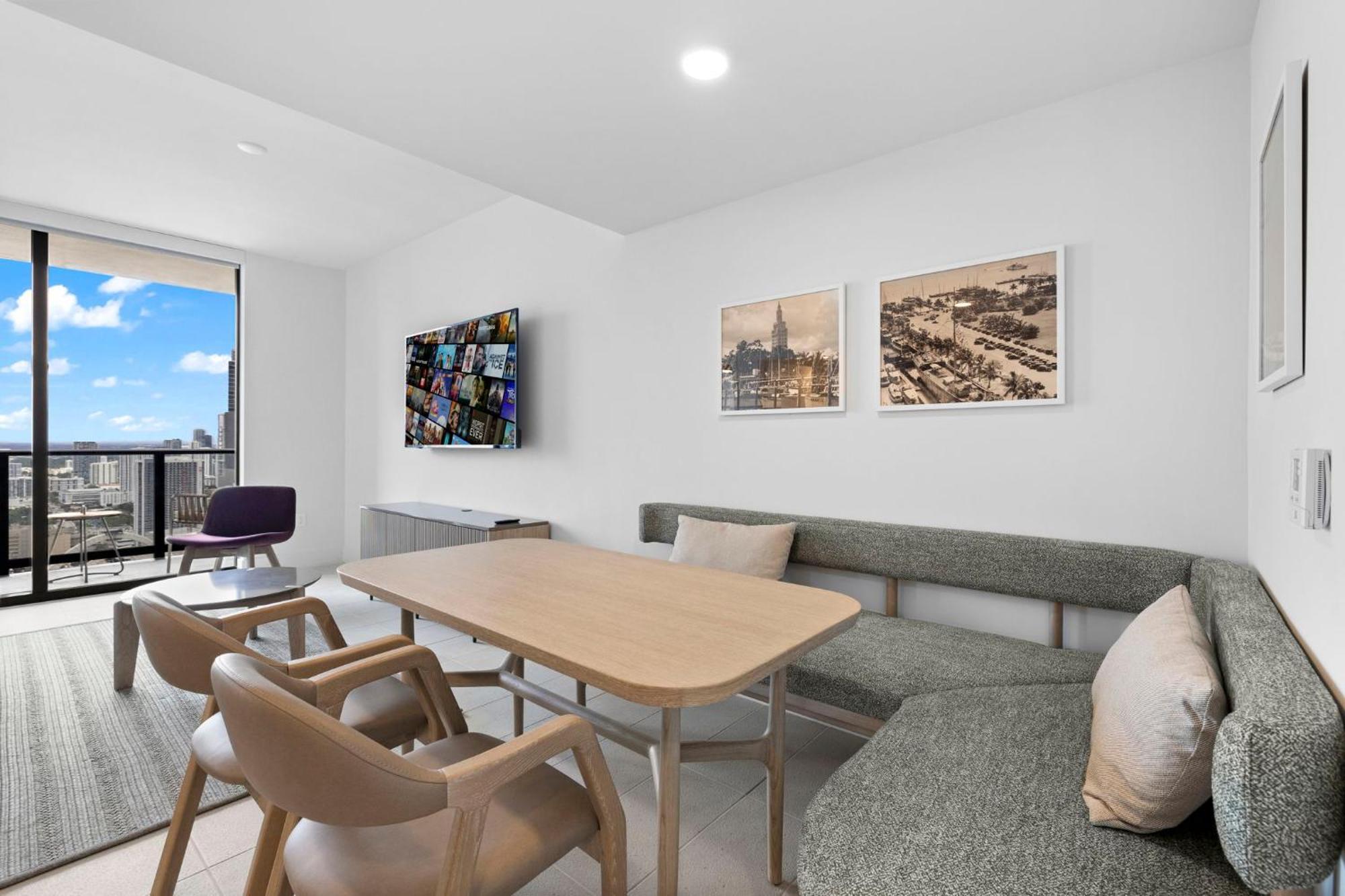 Free Parking! Luxury In Downtown Apartment *