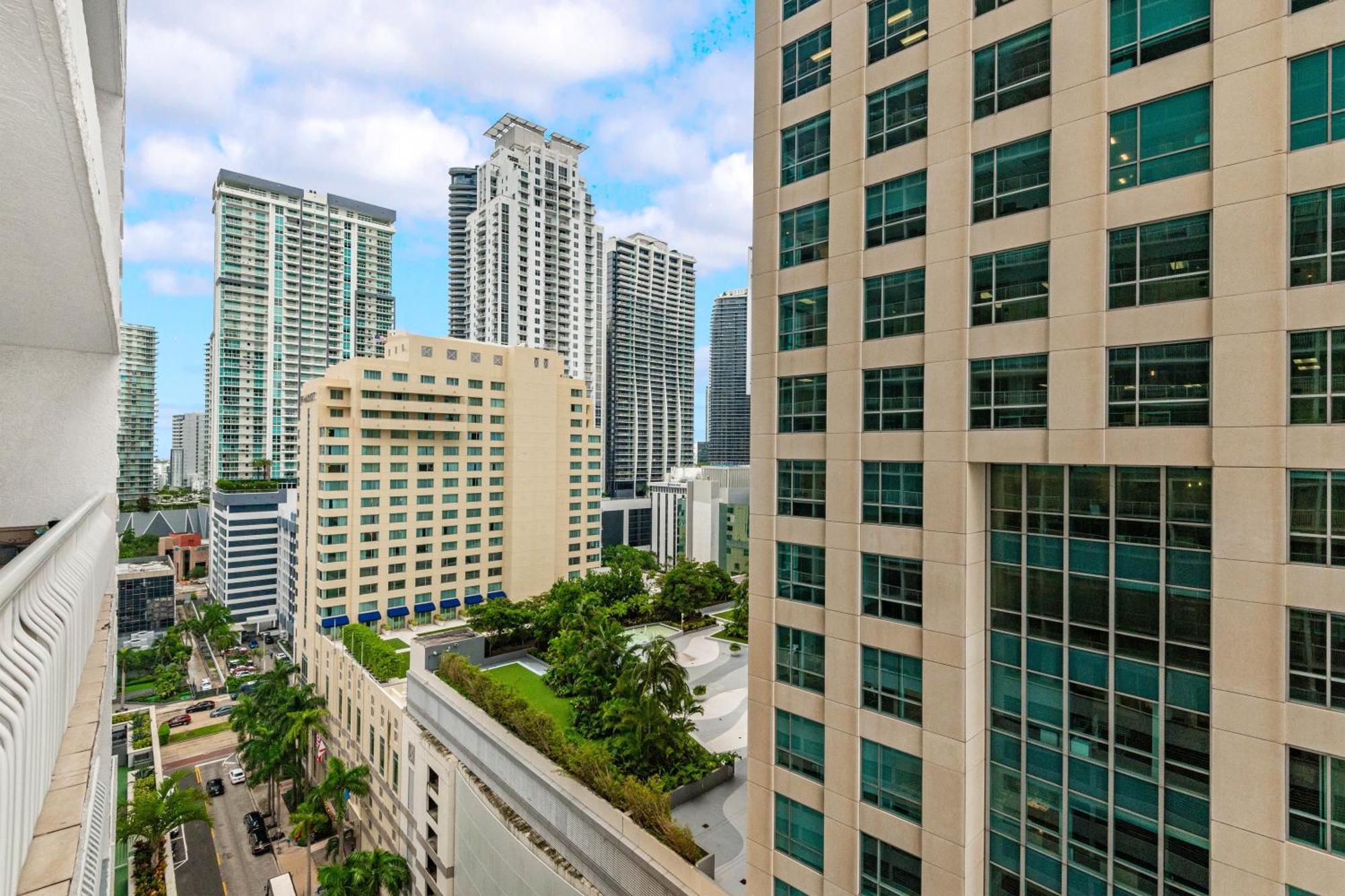 High Rise Brickell Modern Apartment *