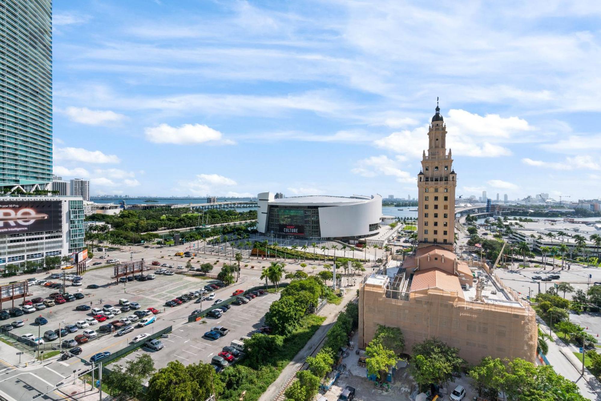 New Luxury 26th Floor In The Heart Of Apartment