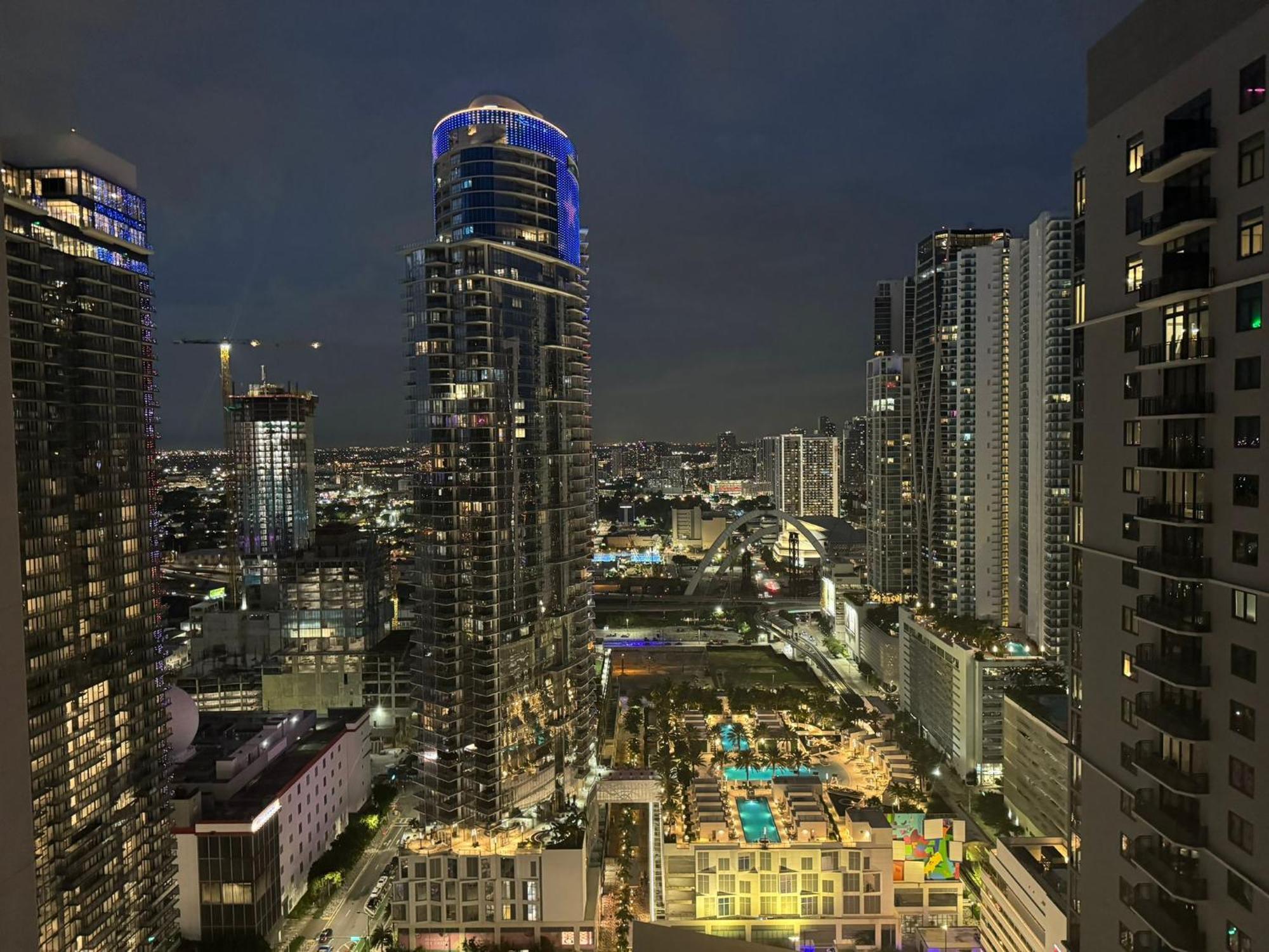 New Luxury 26th Floor In The Heart Of Apartment
