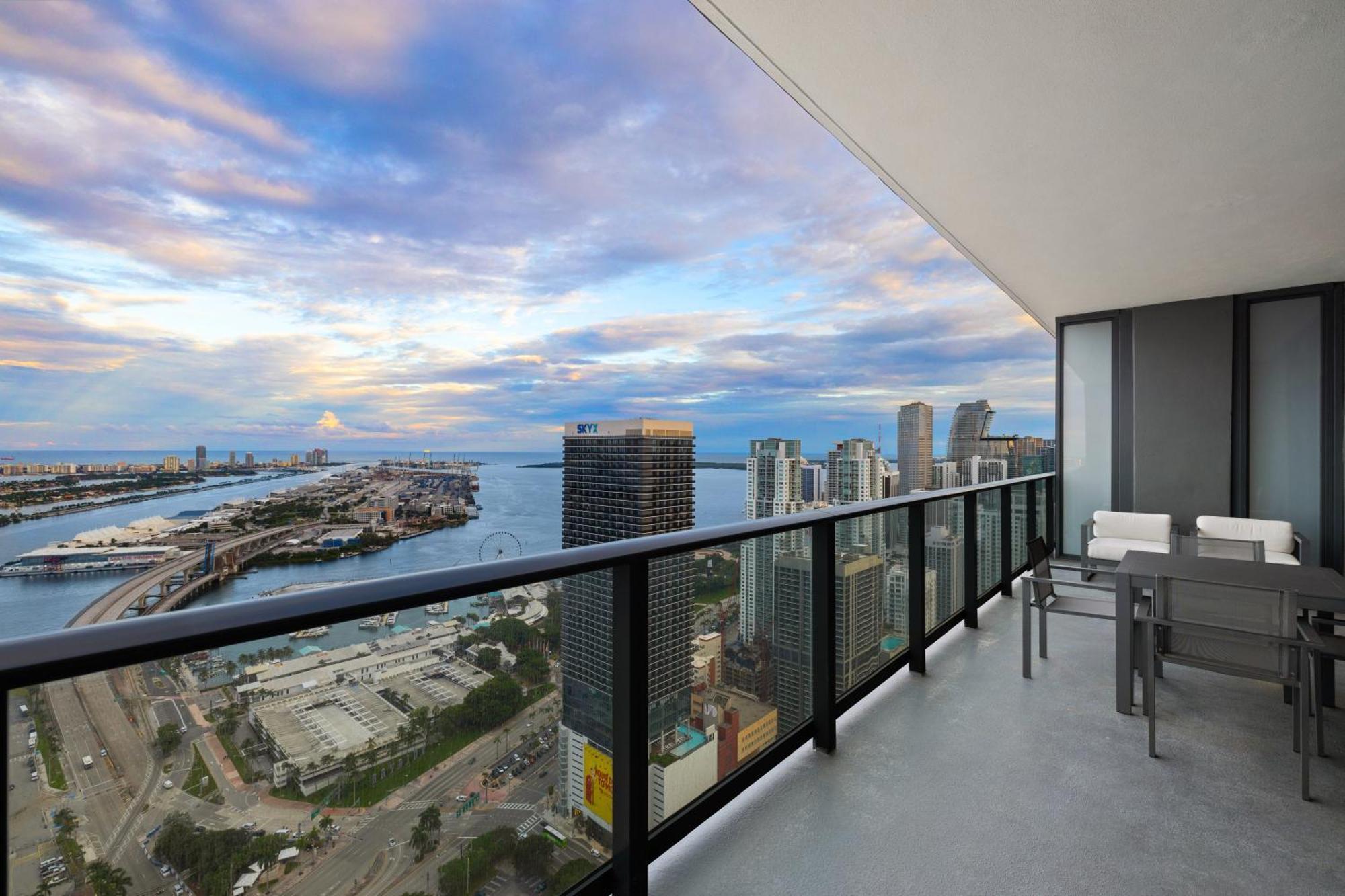 Free Parking! Ph Luxury 3br In Downtown *