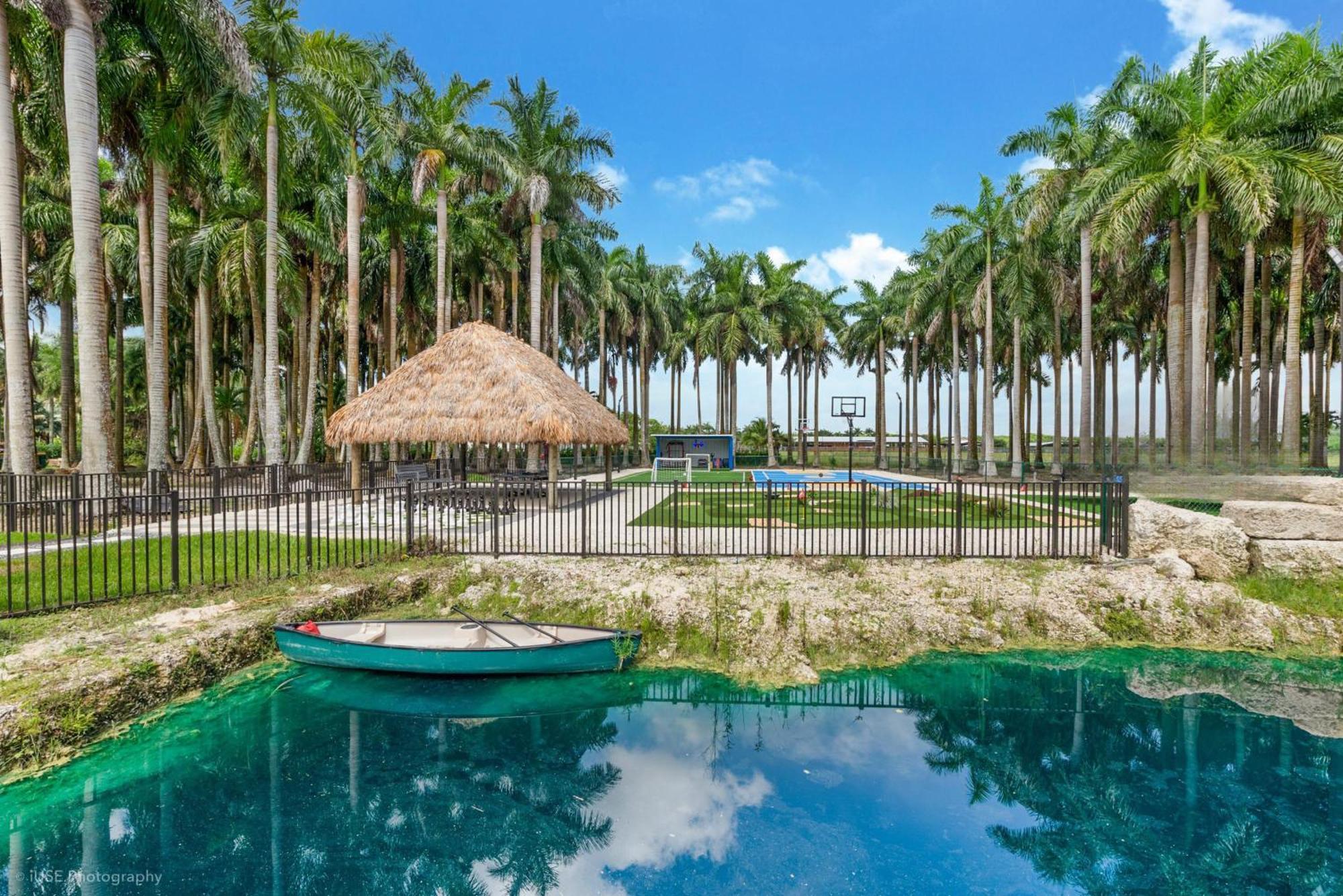 Island Paradise - Pickleball, Football, Pool Bliss L61 Miami