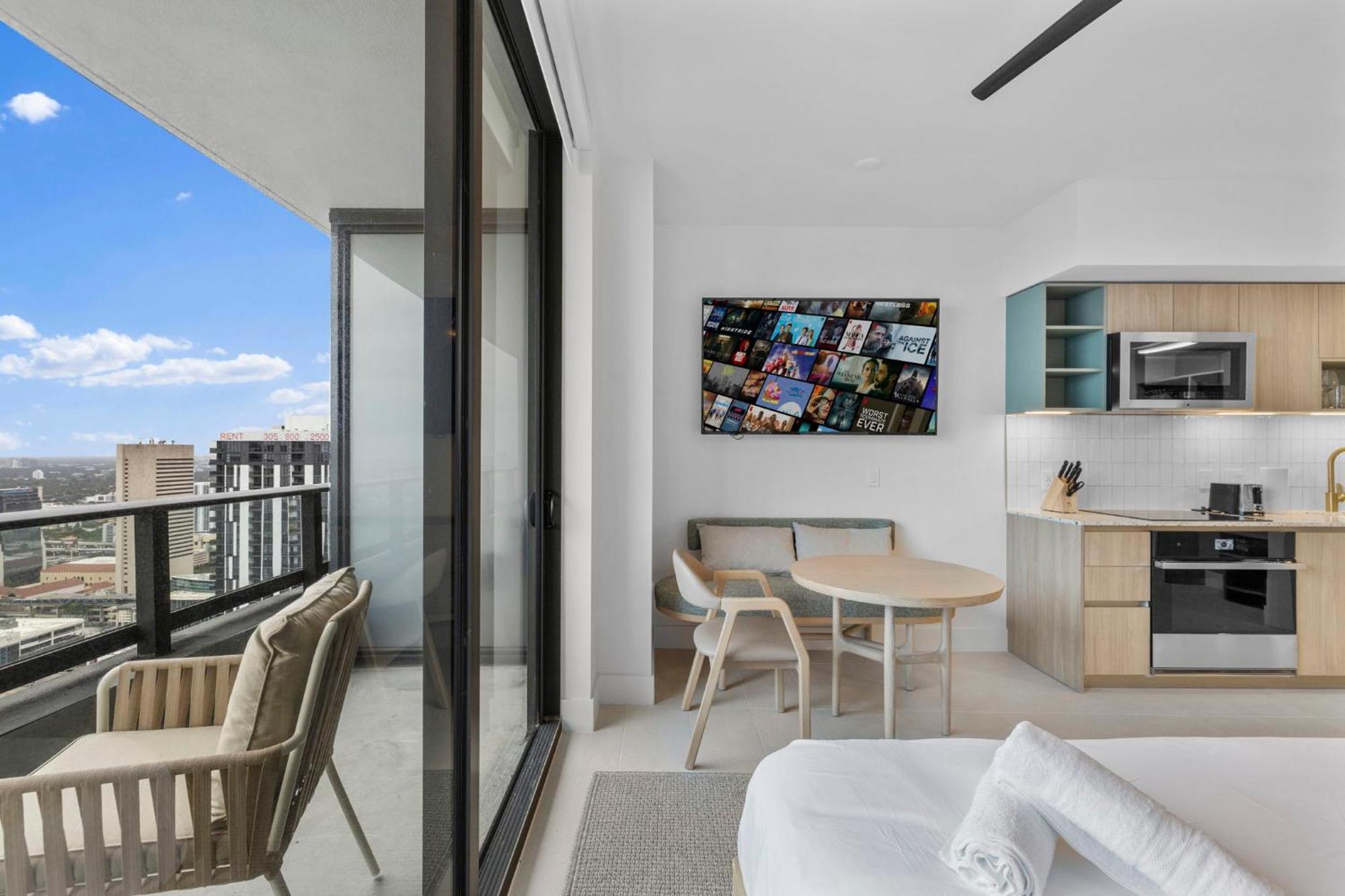 Free Parking! In Downtown Apartment