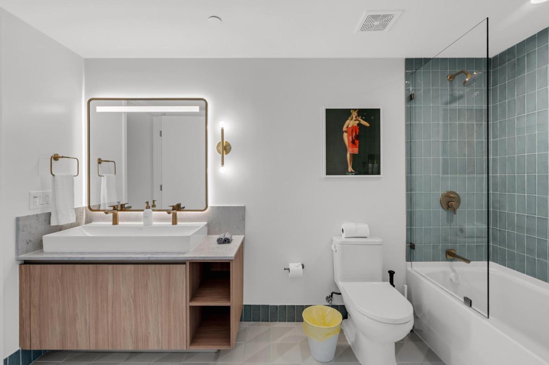 Modern 1br With Breathtaking Views Heart Of Downtown *