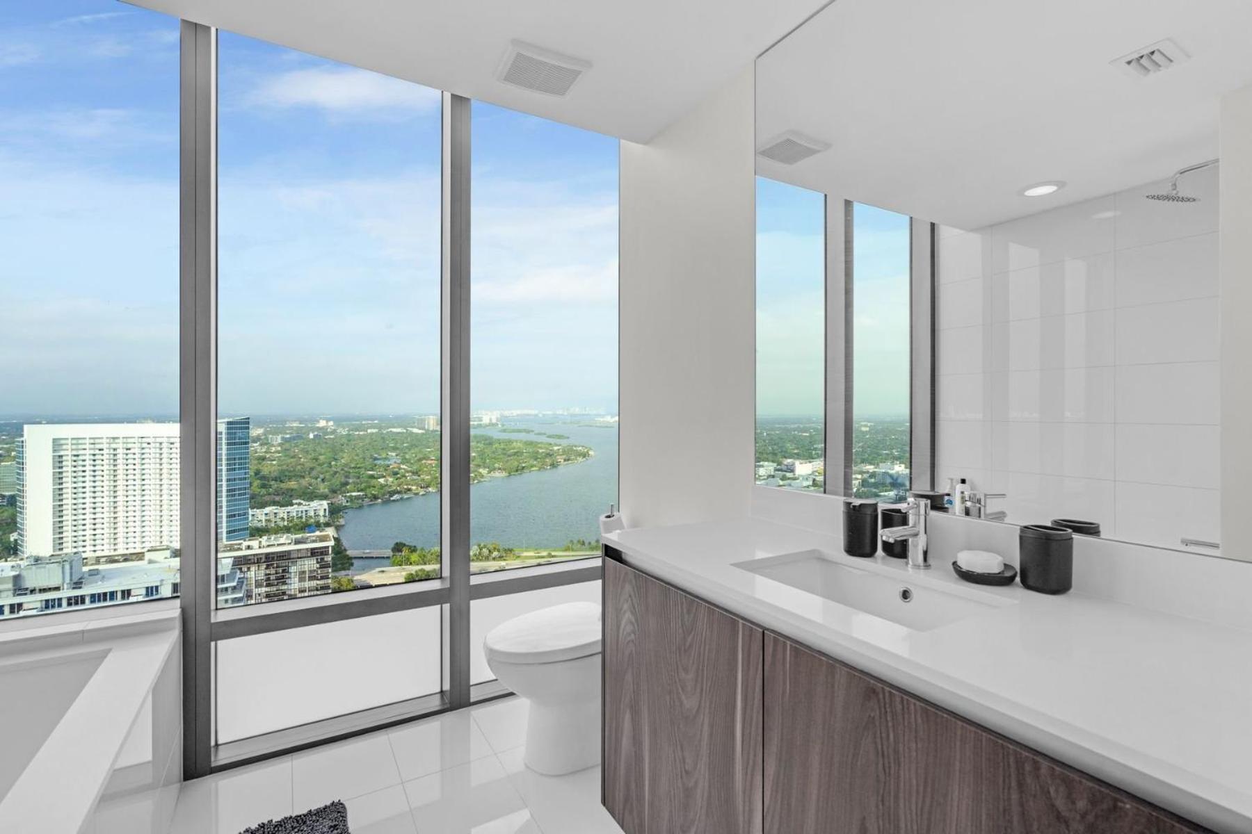 Apartment Luxury Corner Unit With Stunning Bay Views