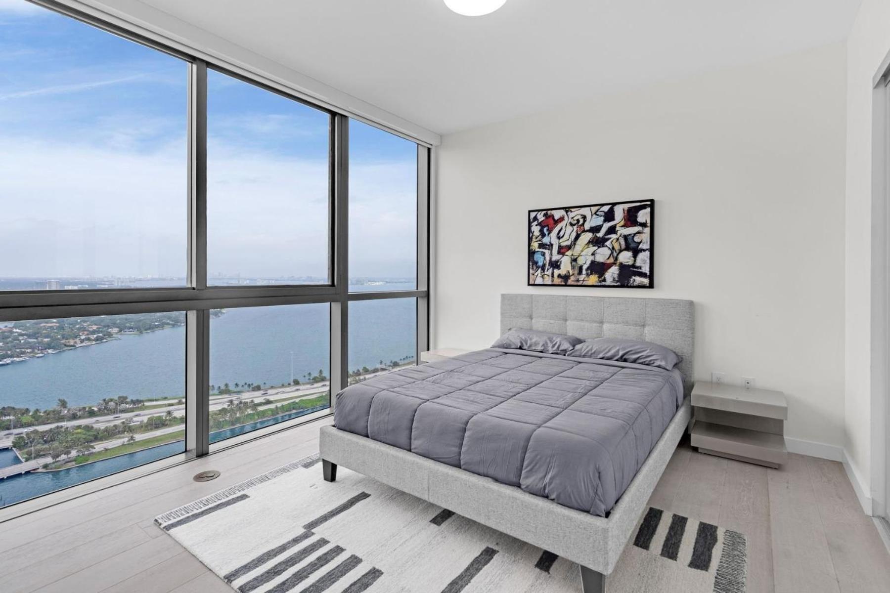 Luxury Corner Unit With Stunning Bay Views Apartment *