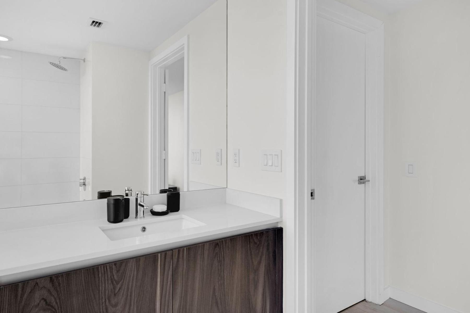 Luxury Corner Unit With Stunning Bay Views *