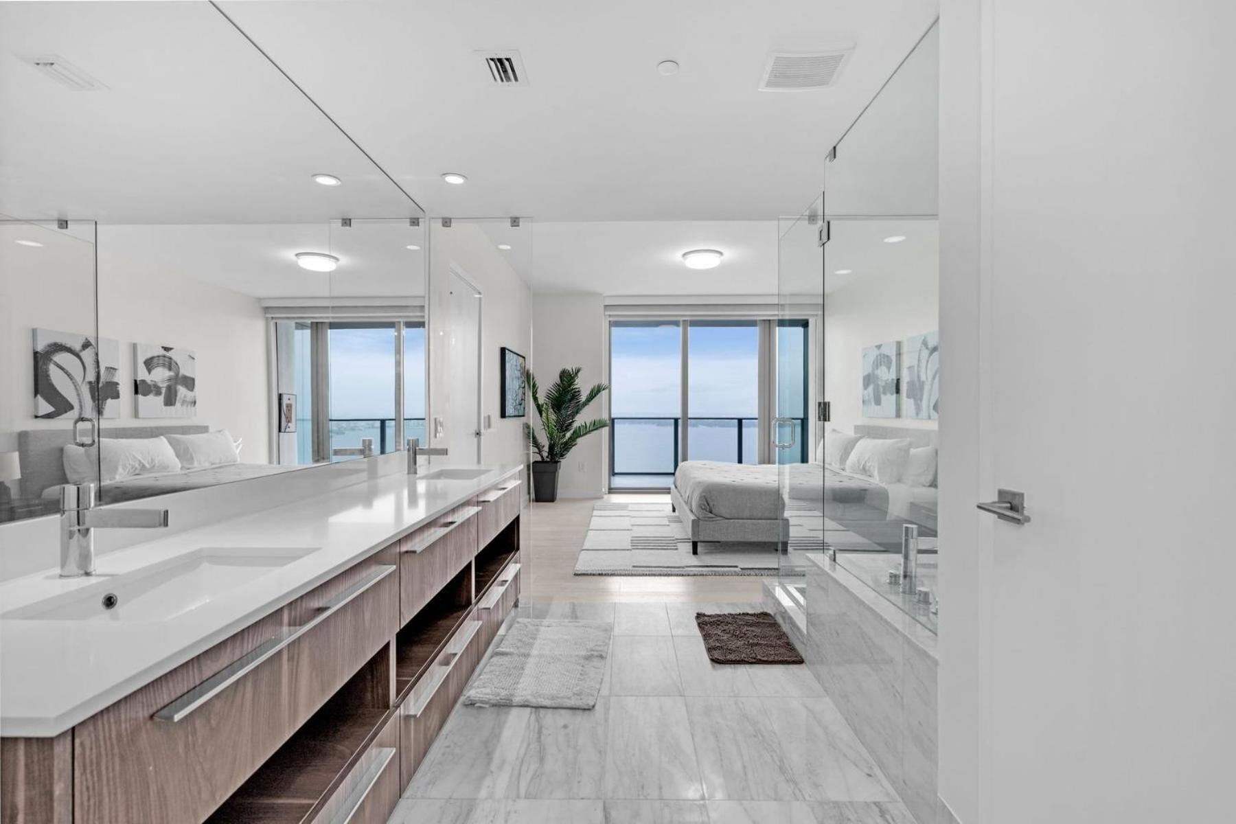 Apartment Luxury Corner Unit With Stunning Bay Views *