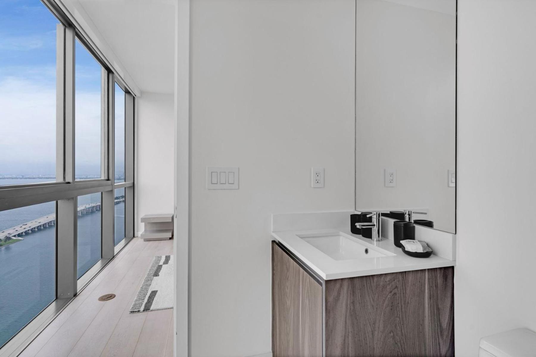 Luxury Corner Unit With Stunning Bay Views *