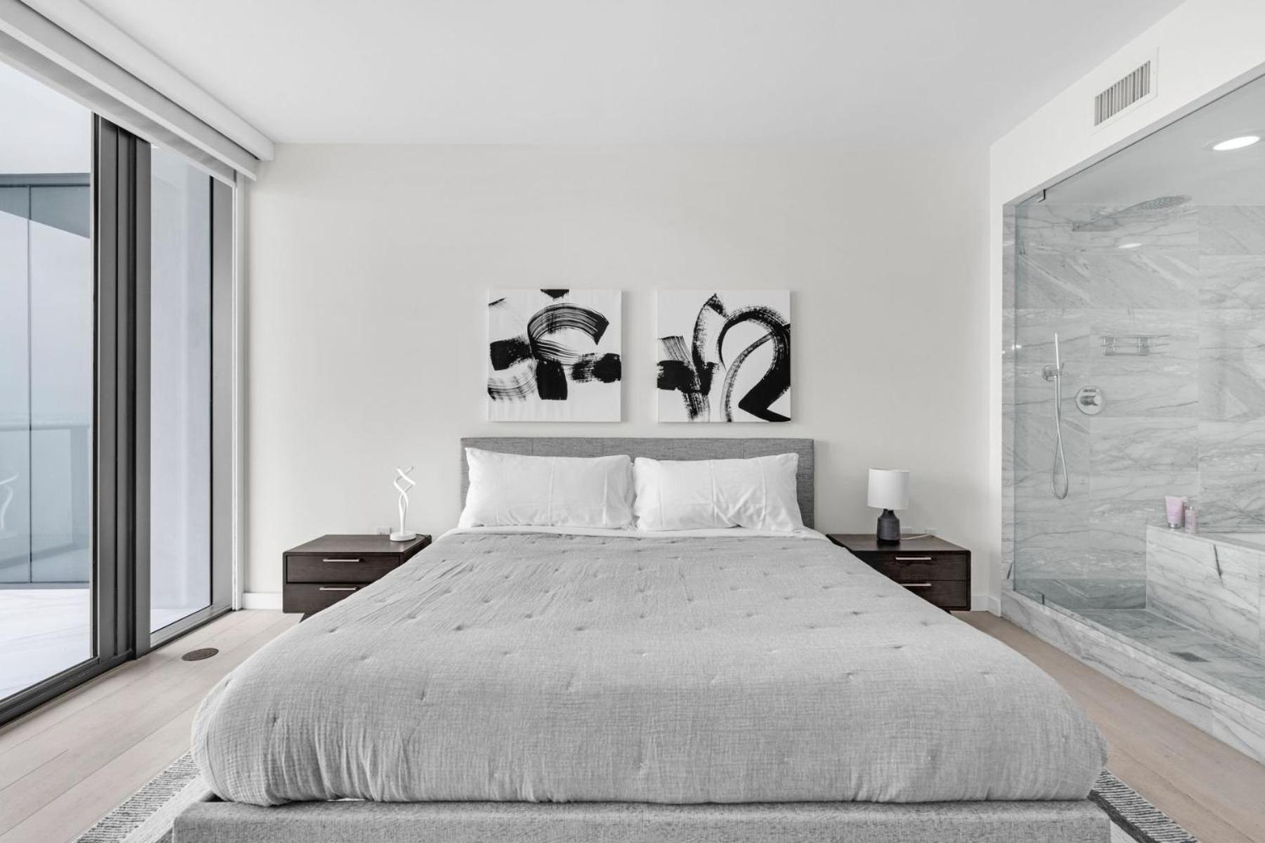 Apartment Luxury Corner Unit With Stunning Bay Views