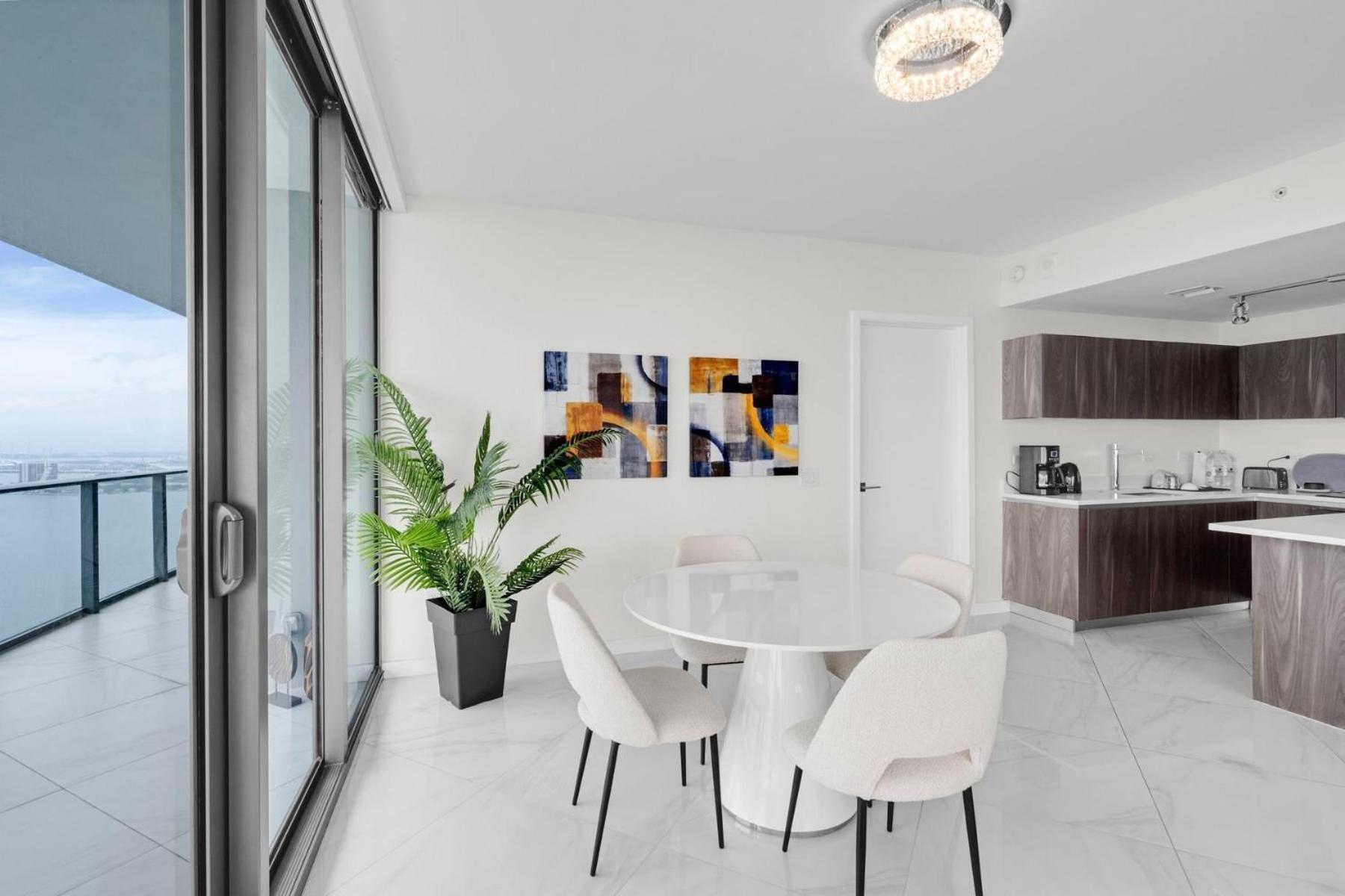 Apartment Luxury Corner Unit With Stunning Bay Views *