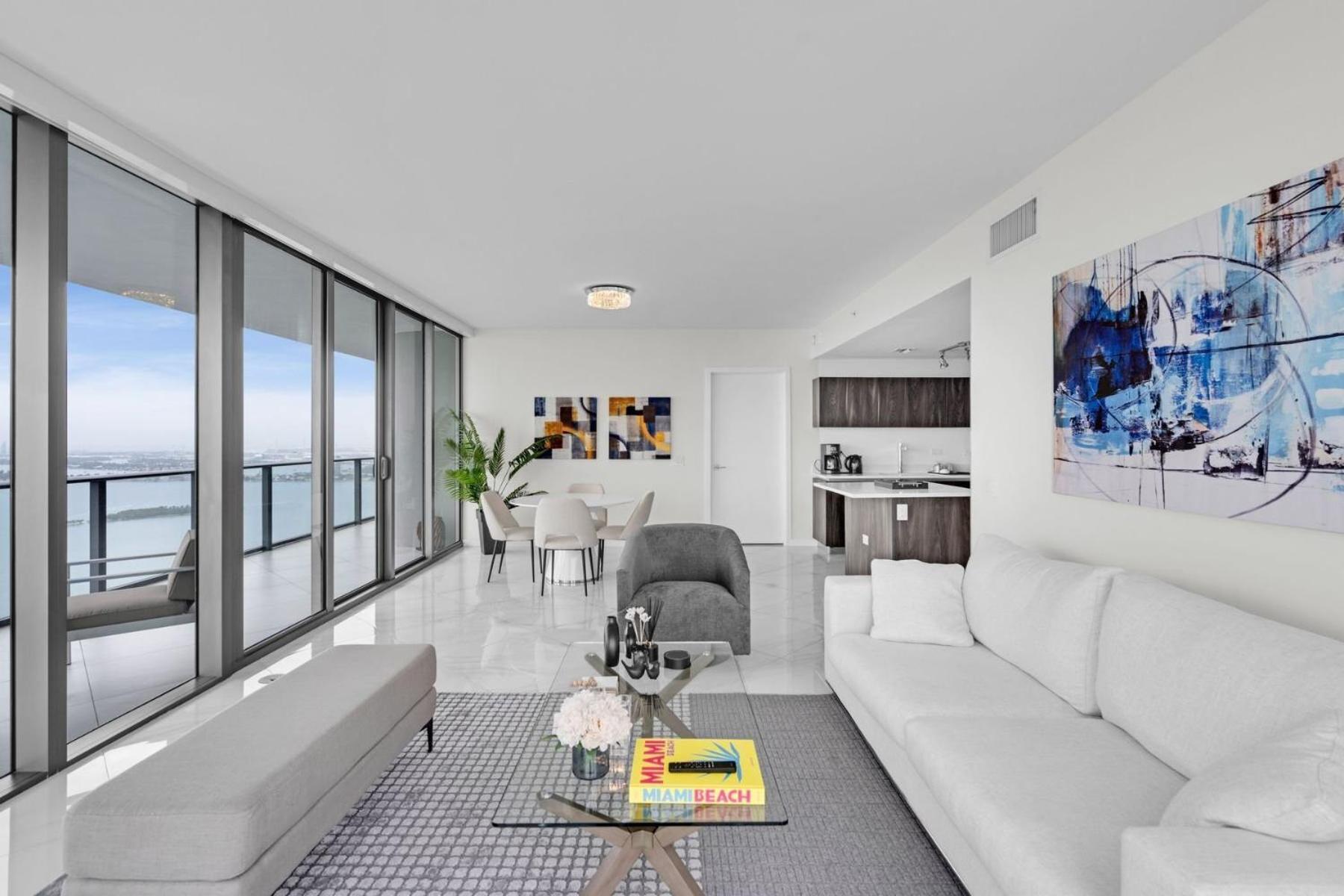 Luxury Corner Unit With Stunning Bay Views Apartment
