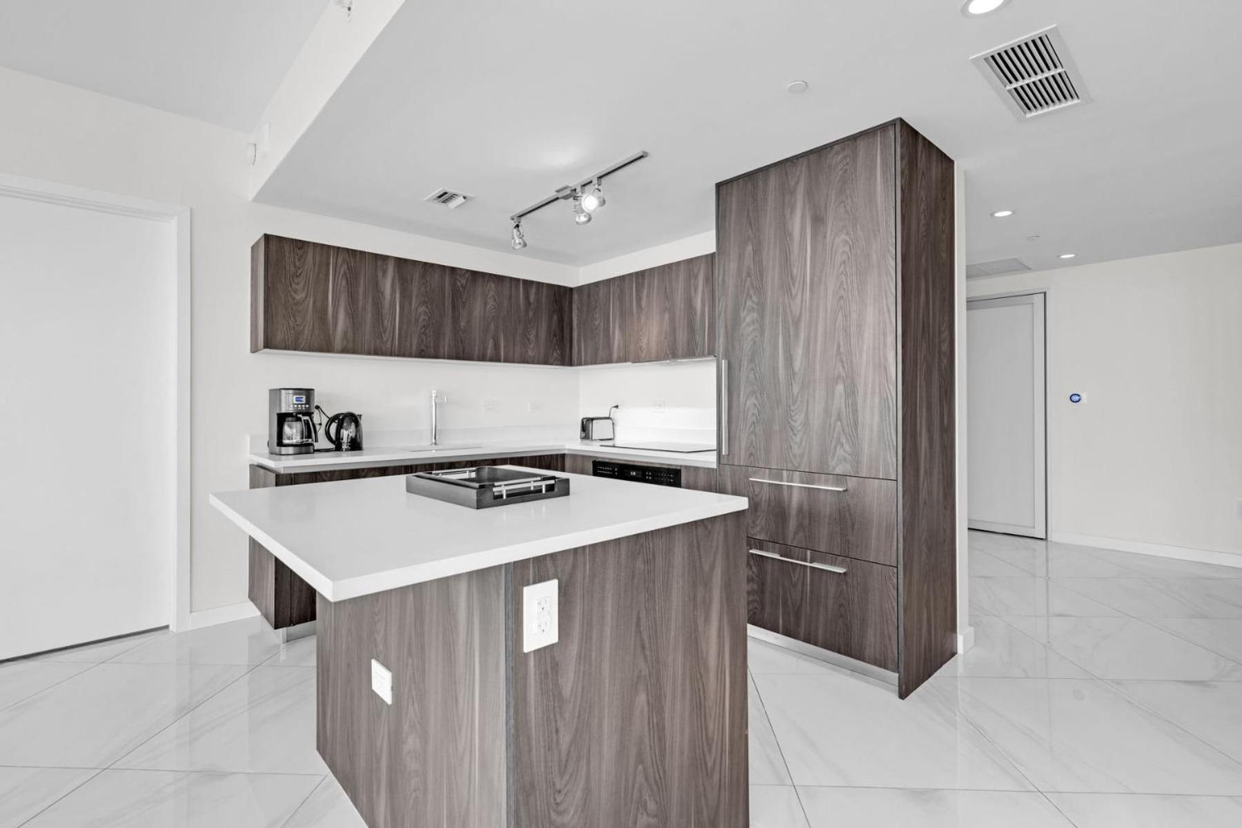 Apartment Luxury Corner Unit With Stunning Bay Views