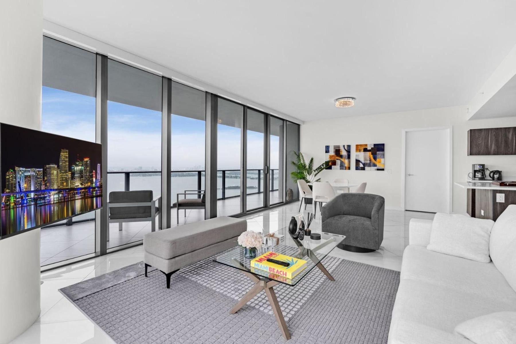Apartment Luxury Corner Unit With Stunning Bay Views