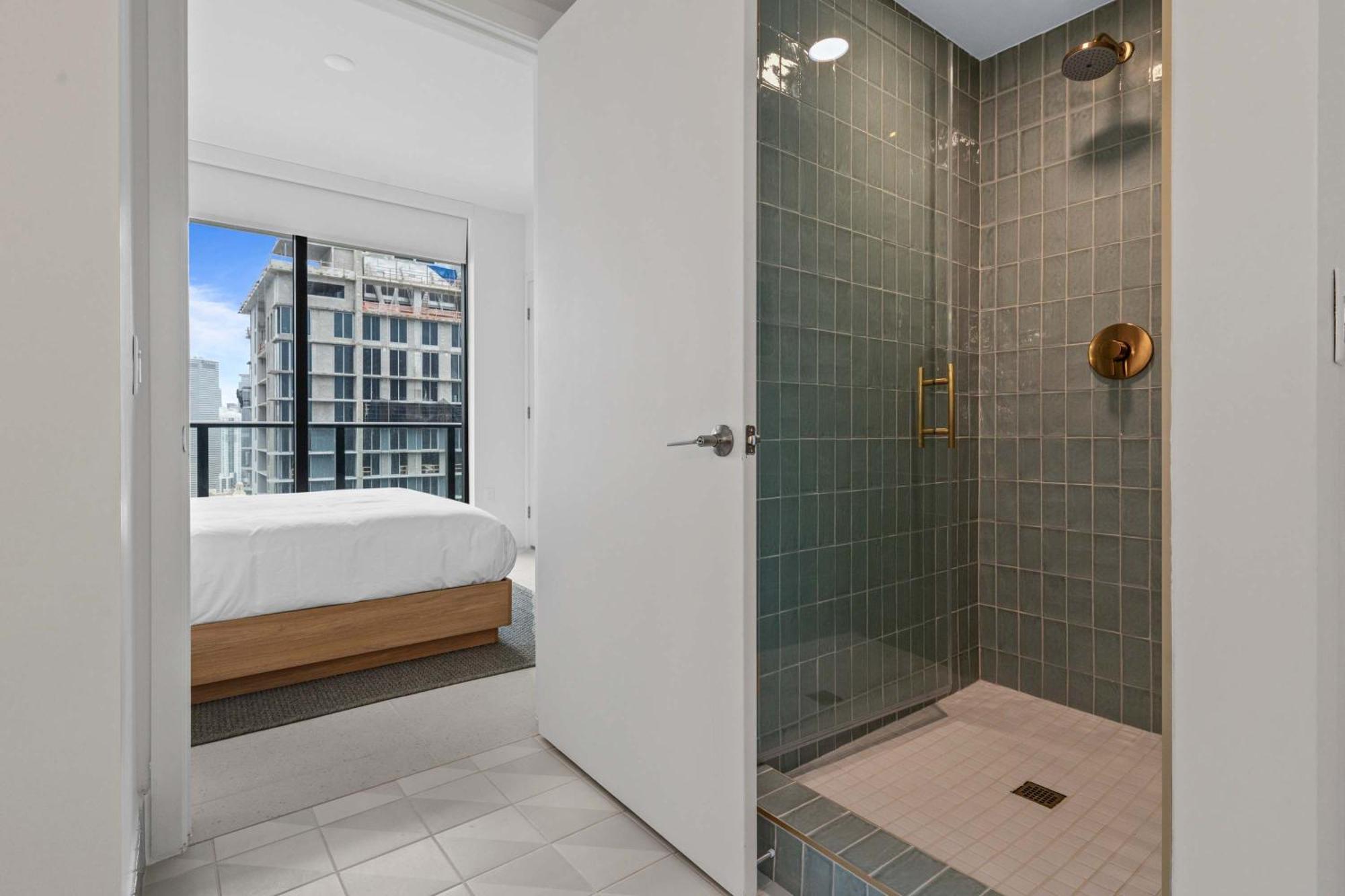 Bayside Breeze - Downtown Luxury Tower Apartment *