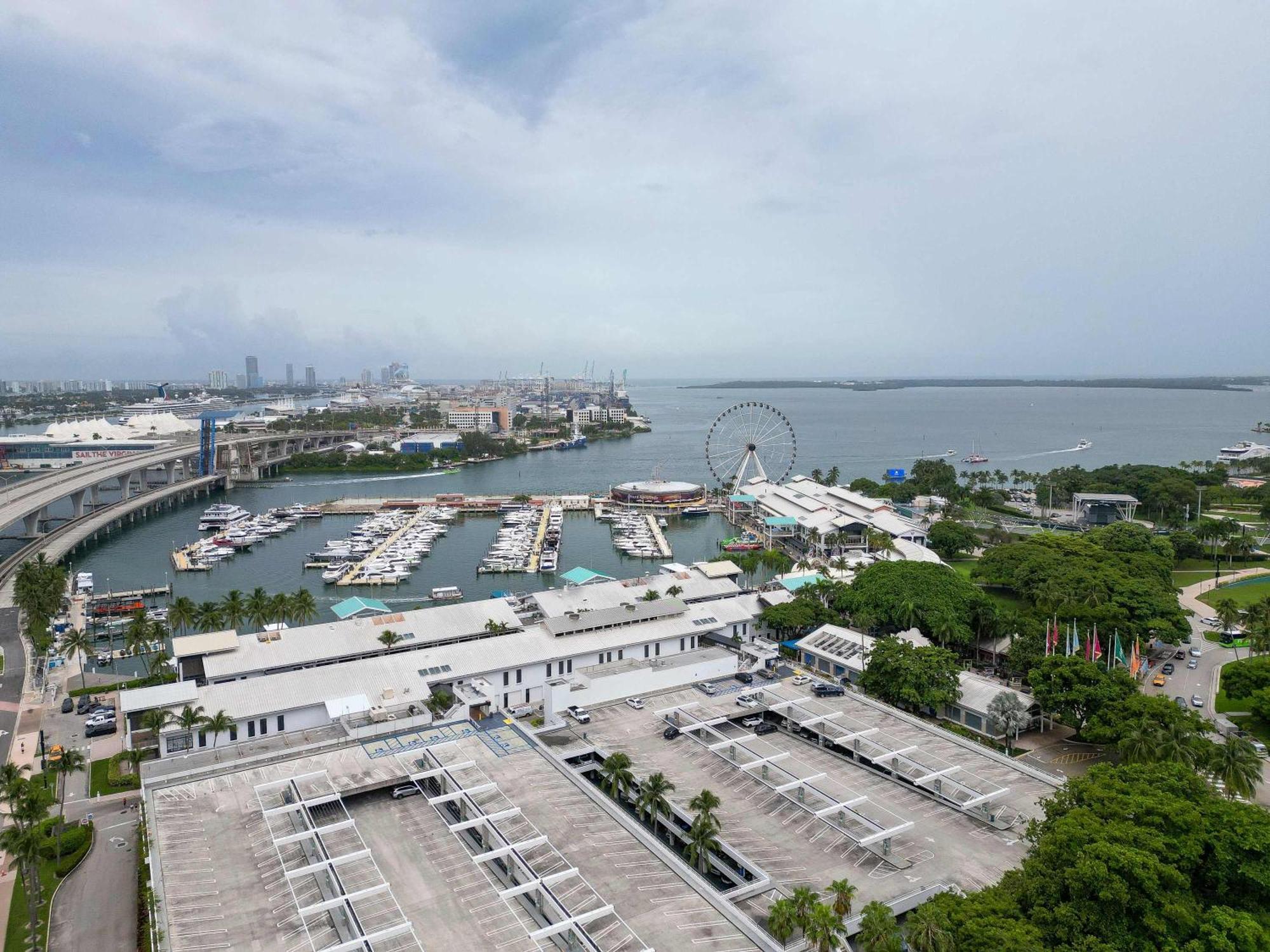 Bayside Breeze - Downtown Luxury Tower Apartment *