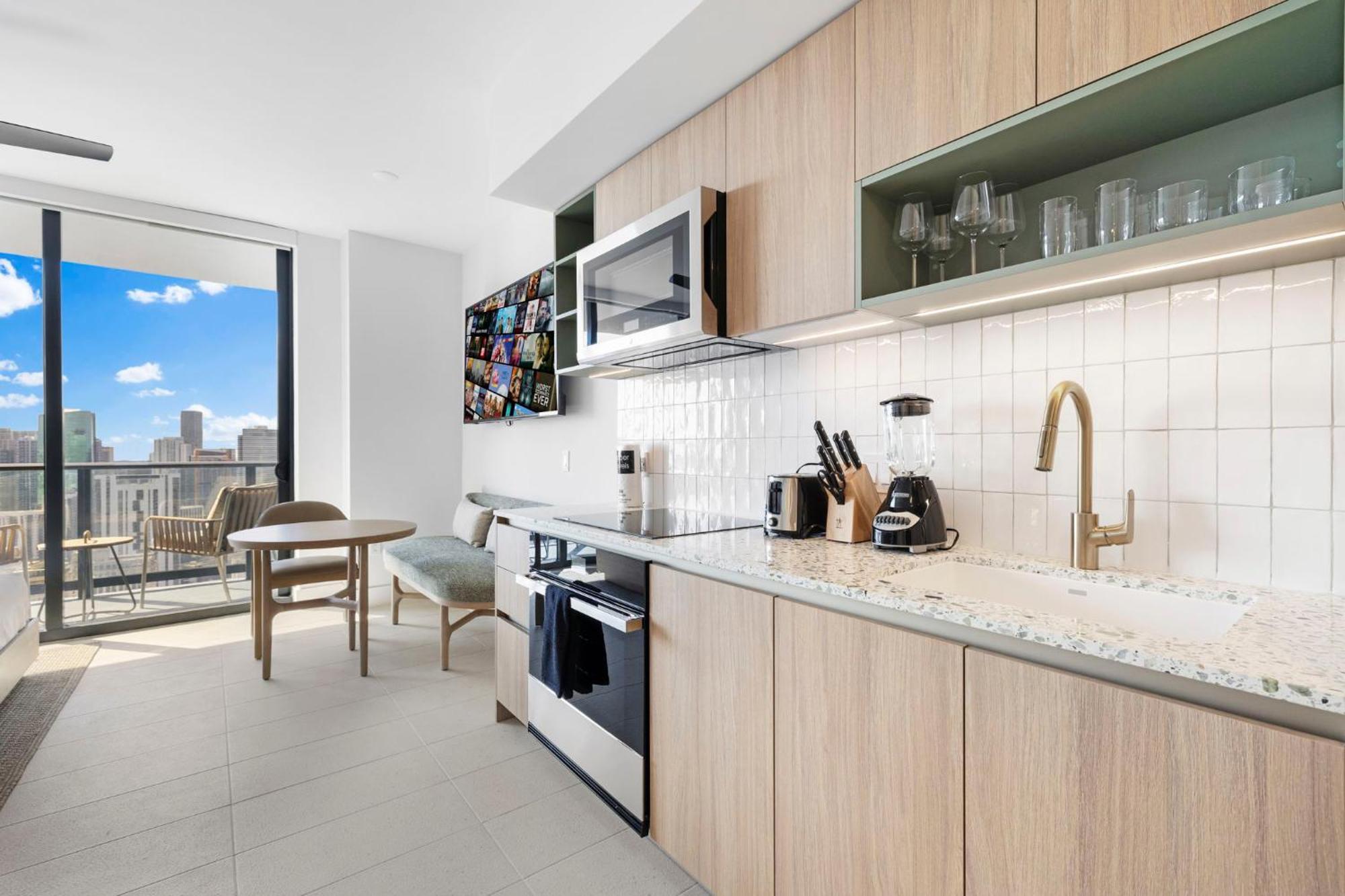 Luxury On 47th! Floor In Downtown Apartment *