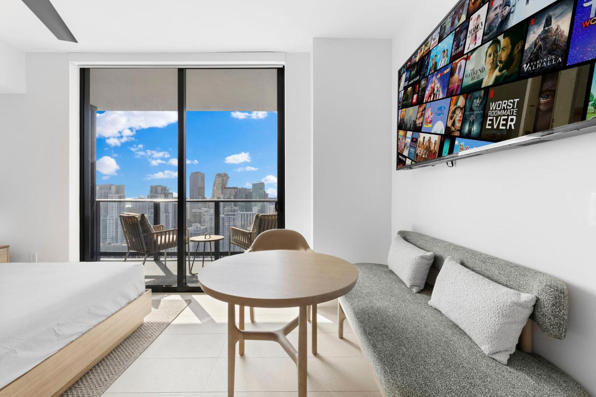 Luxury On 47th! Floor In Downtown *