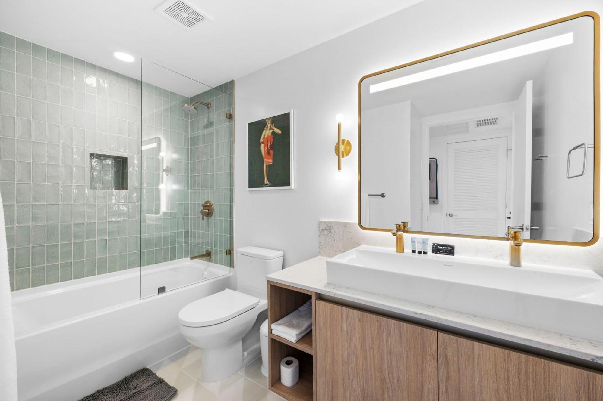 Luxury On 47th! Floor In Downtown *