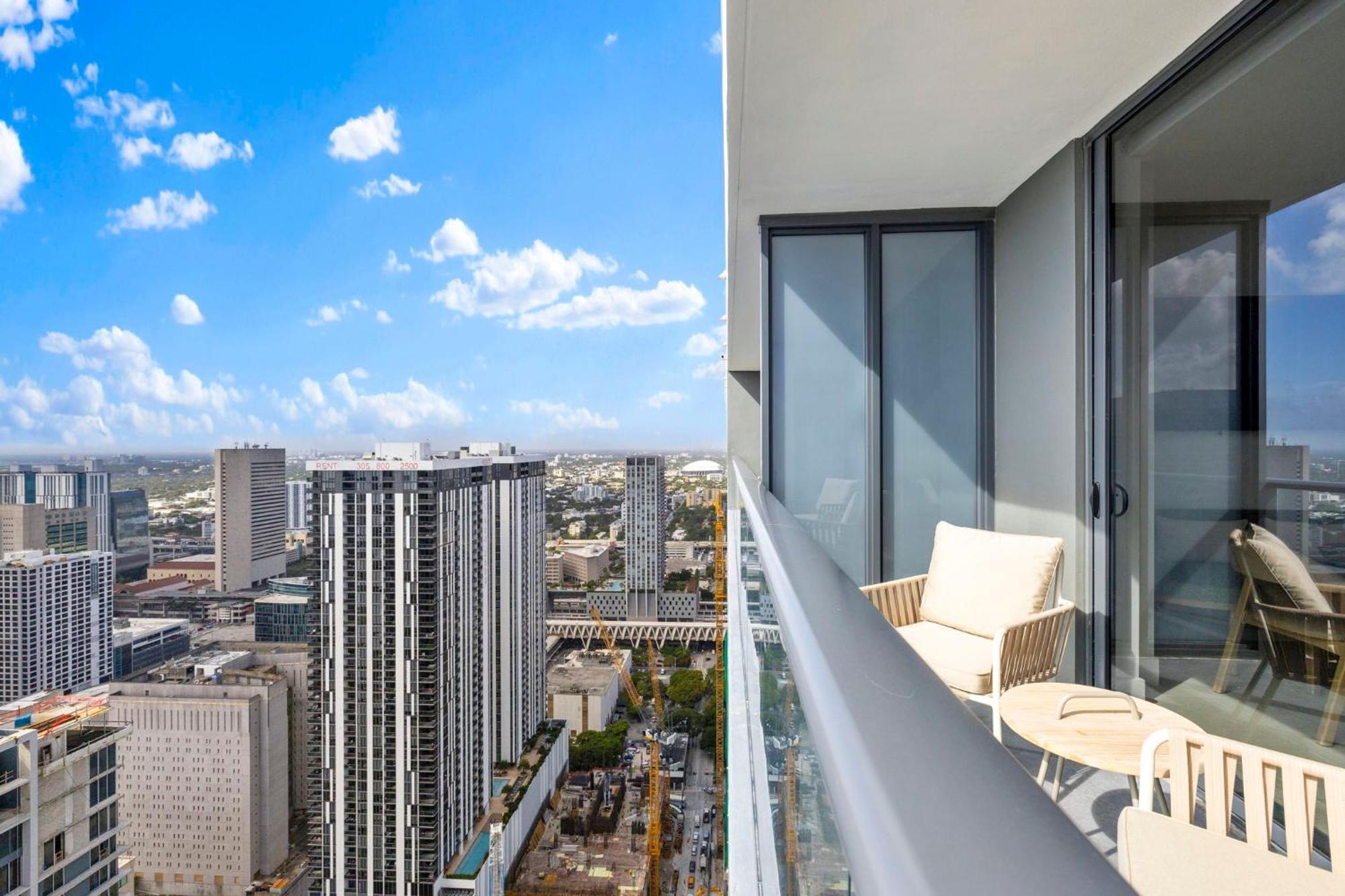 Luxury On 47th! Floor In Downtown *