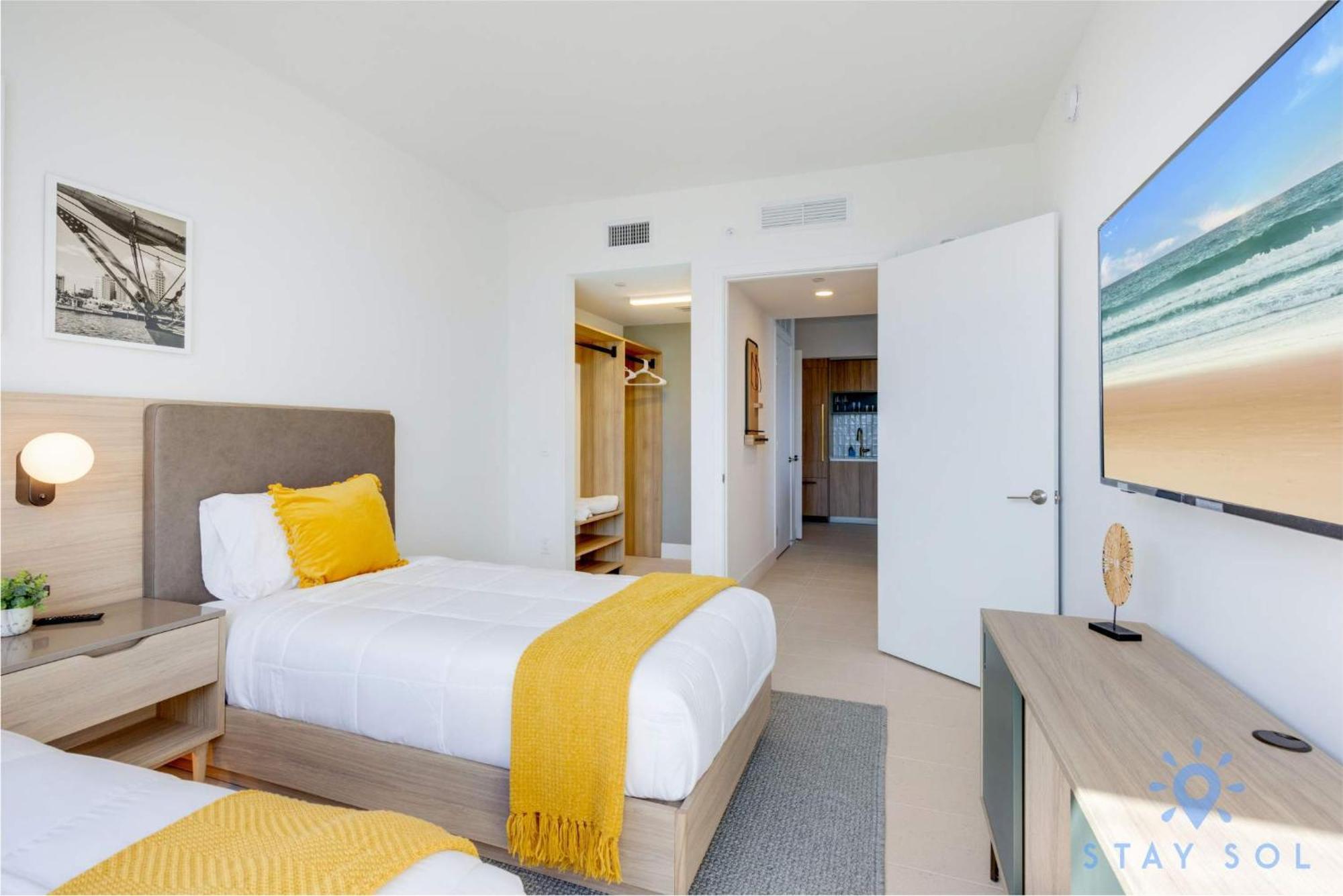 3br-3 Bth - Gym & Pool *