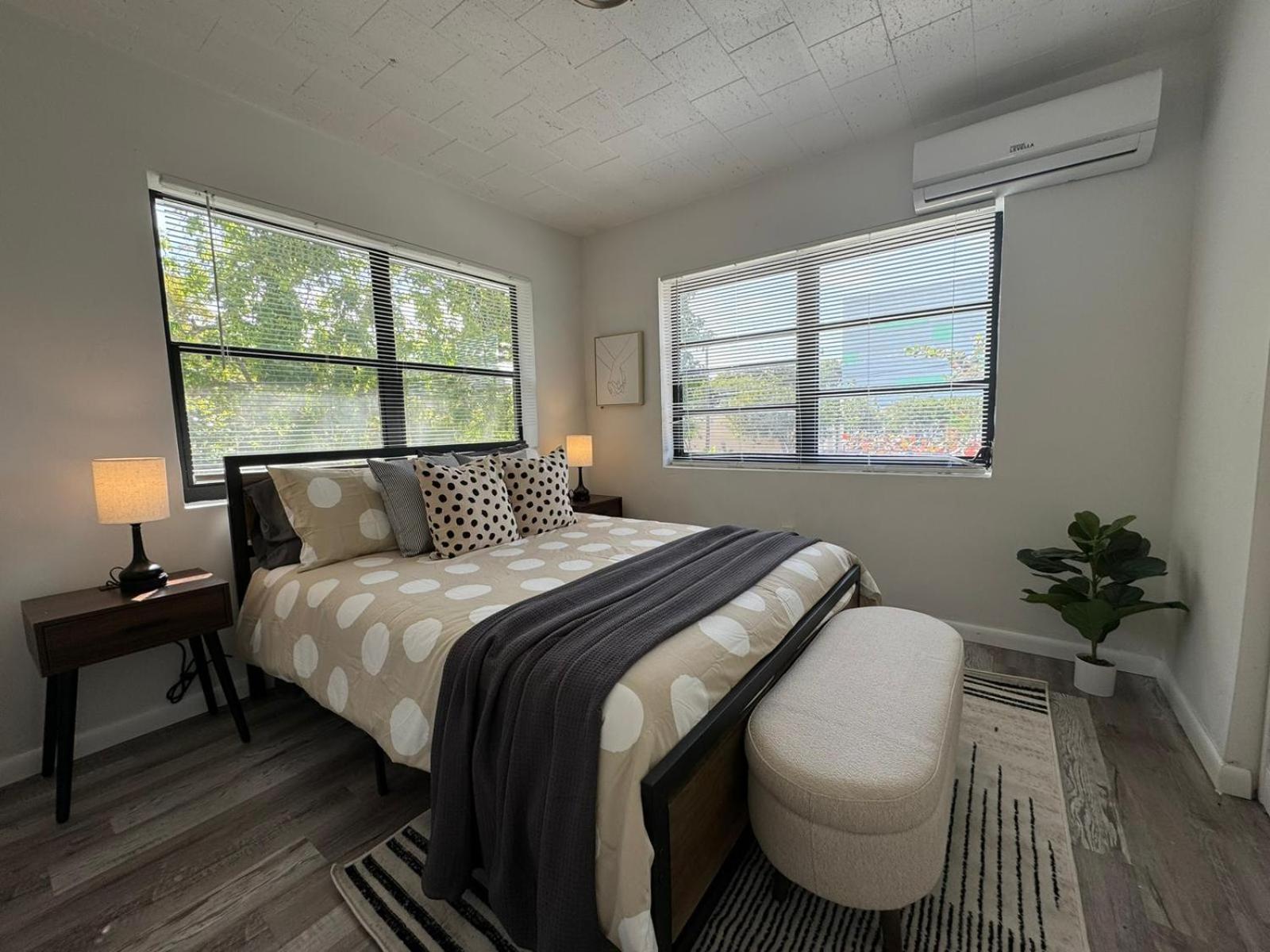 Fully Equipped With Parking Near Cocowalk Apartment *