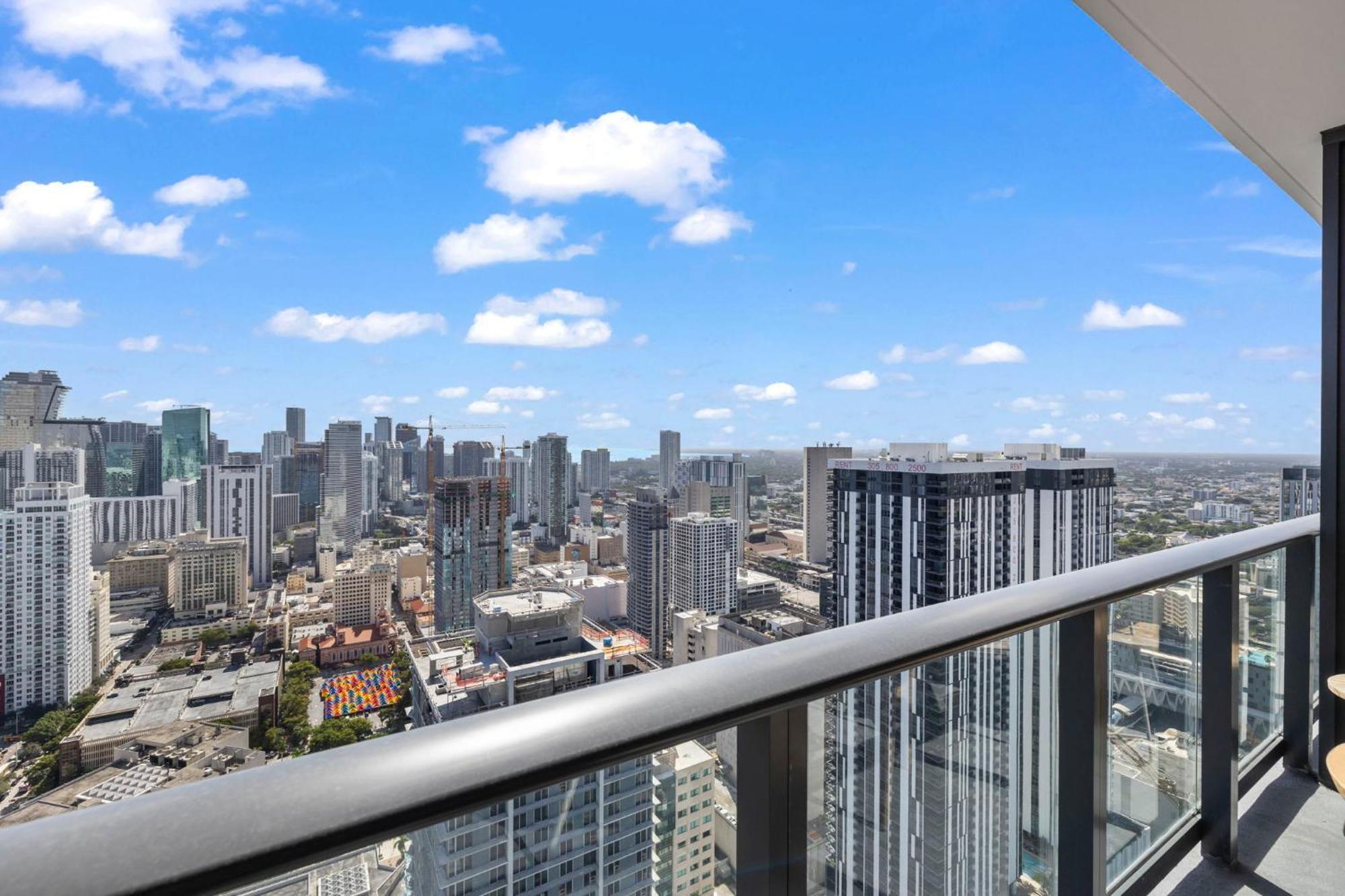 On 47th Floor! With Amenities Miami