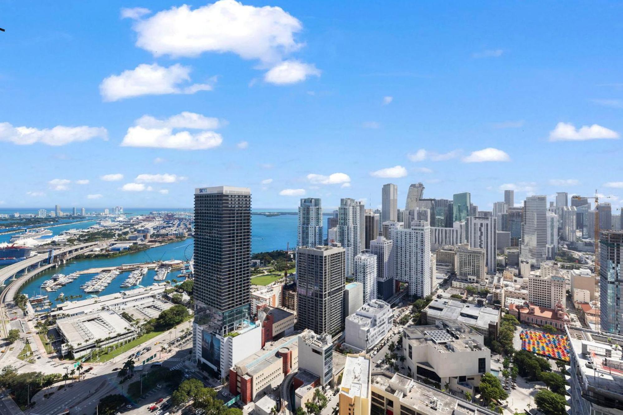 On 47th Floor! With Amenities Apartment