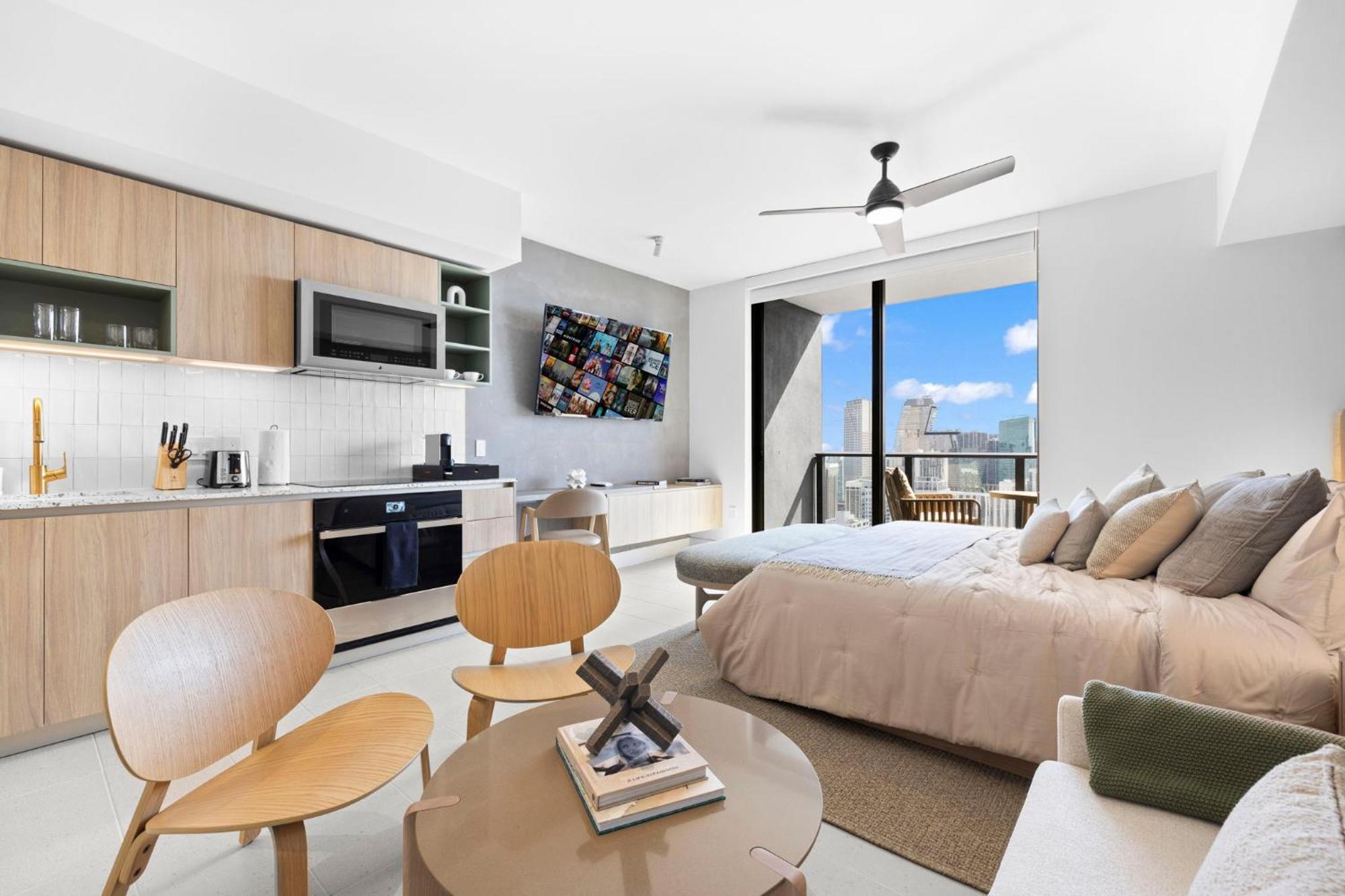 On 47th Floor! With Amenities Apartment *