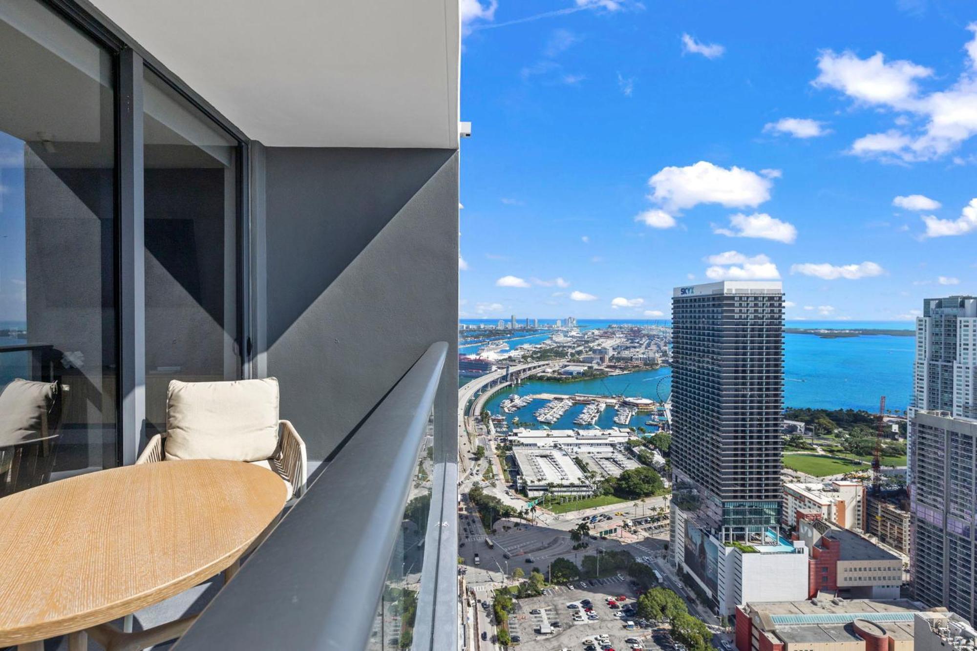 On 47th Floor! With Amenities Apartment Miami