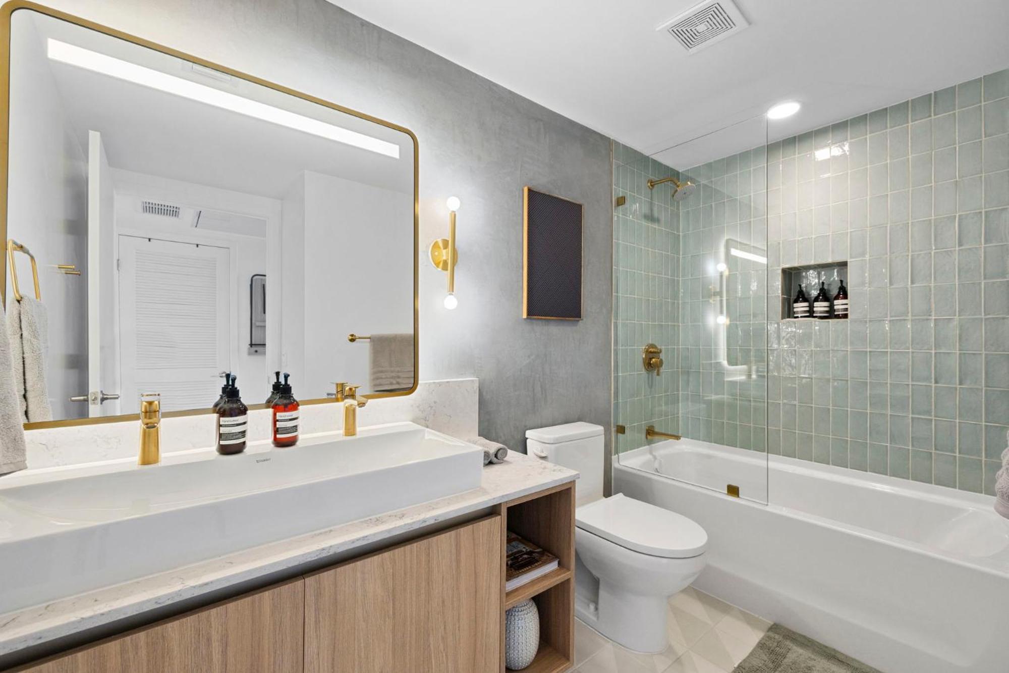 On 47th Floor! With Amenities Miami