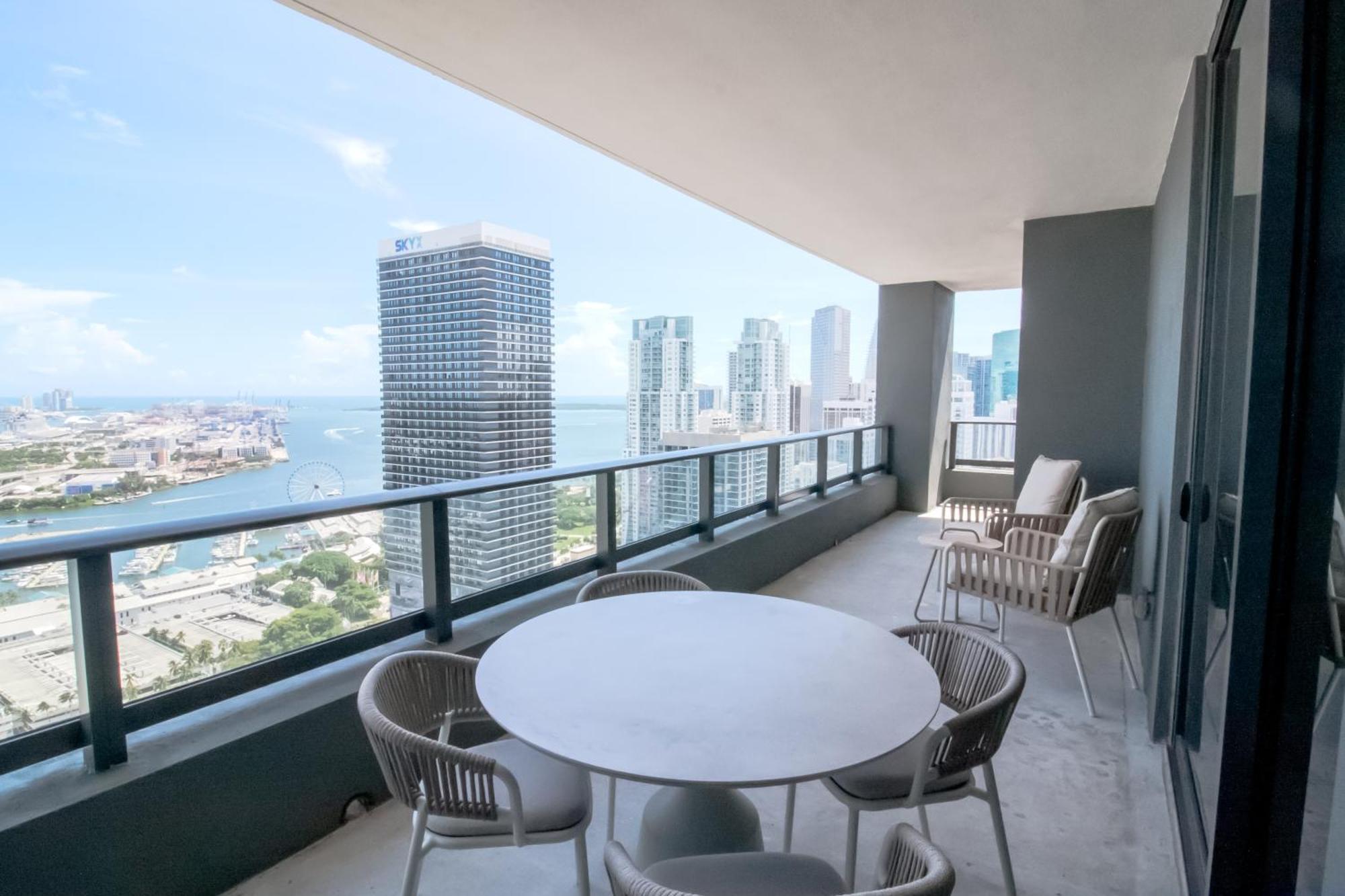 Luxurious 3 Bedroom With A View Apartment *