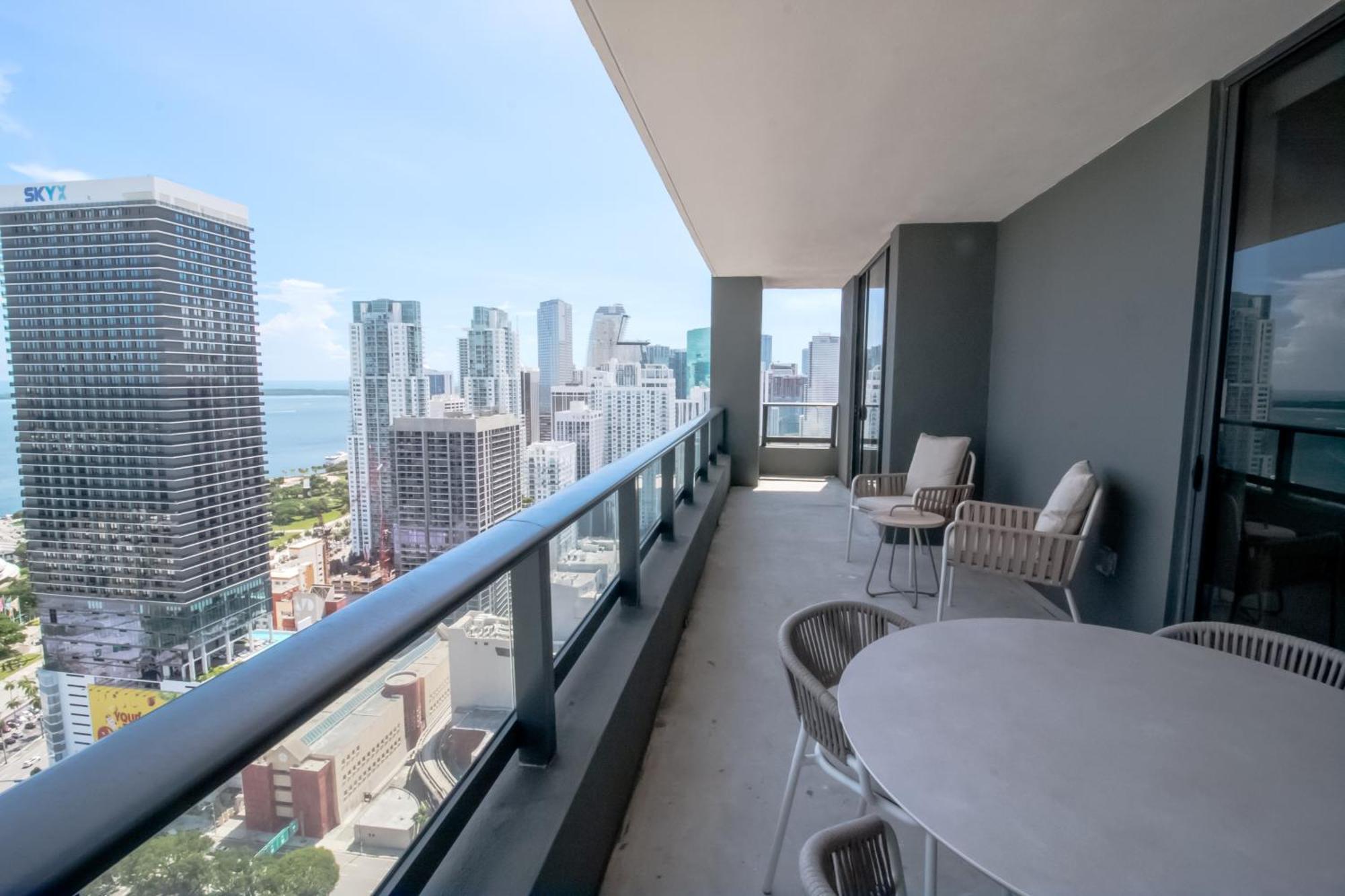 Luxurious 3 Bedroom With A View Apartment *