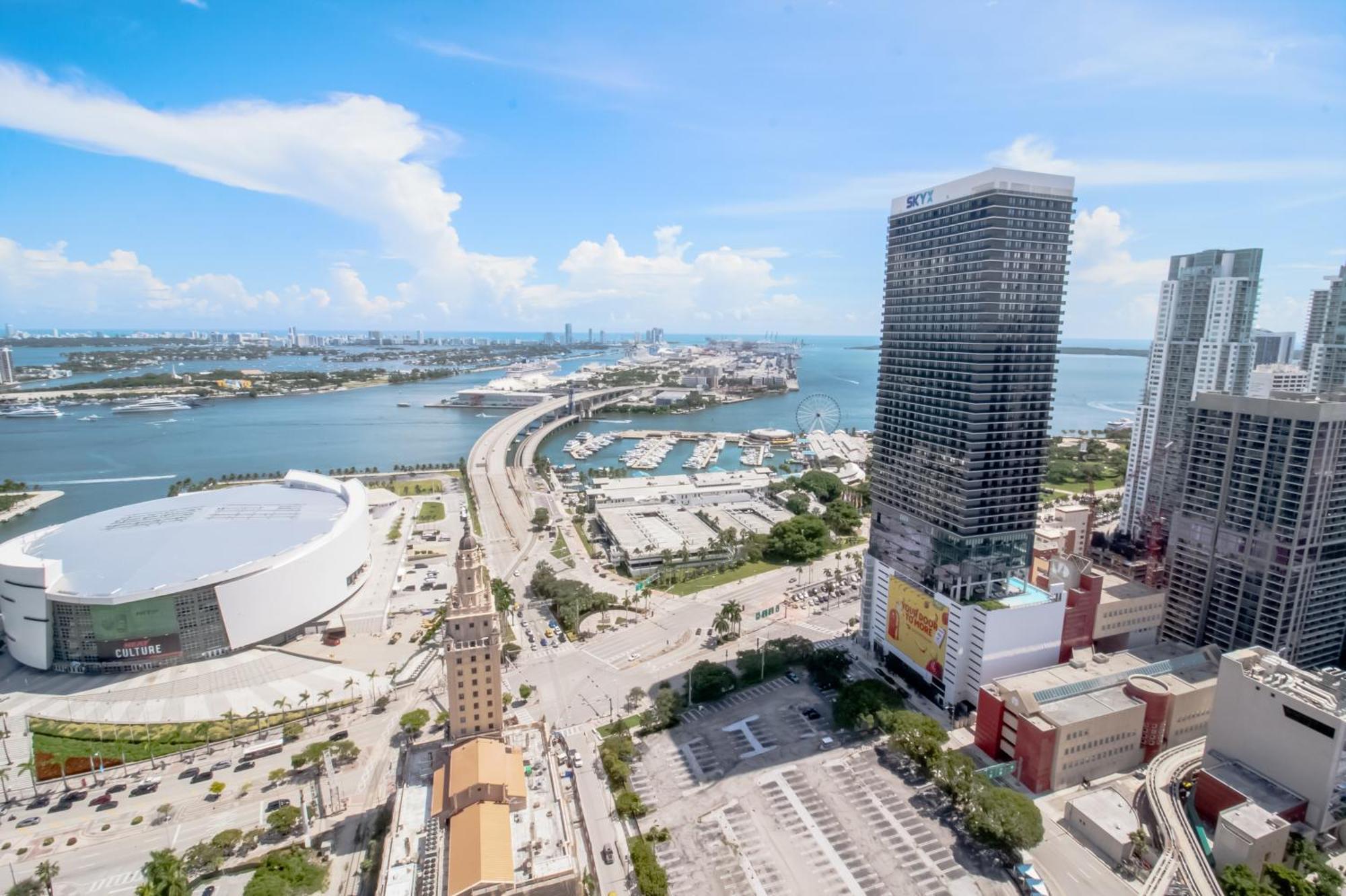 Luxurious 3 Bedroom With A View Apartment *