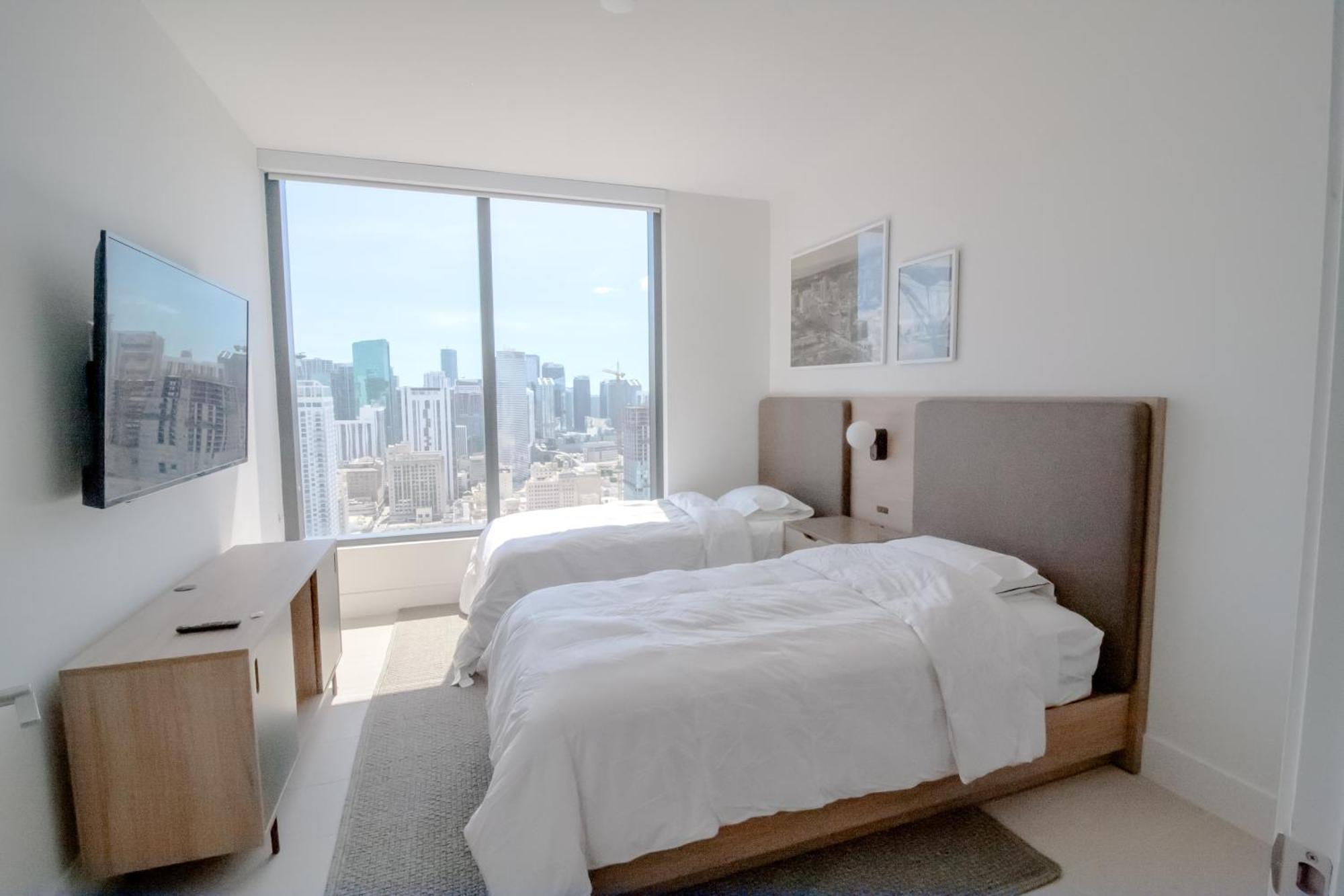 Luxurious 3 Bedroom With A View Apartment *