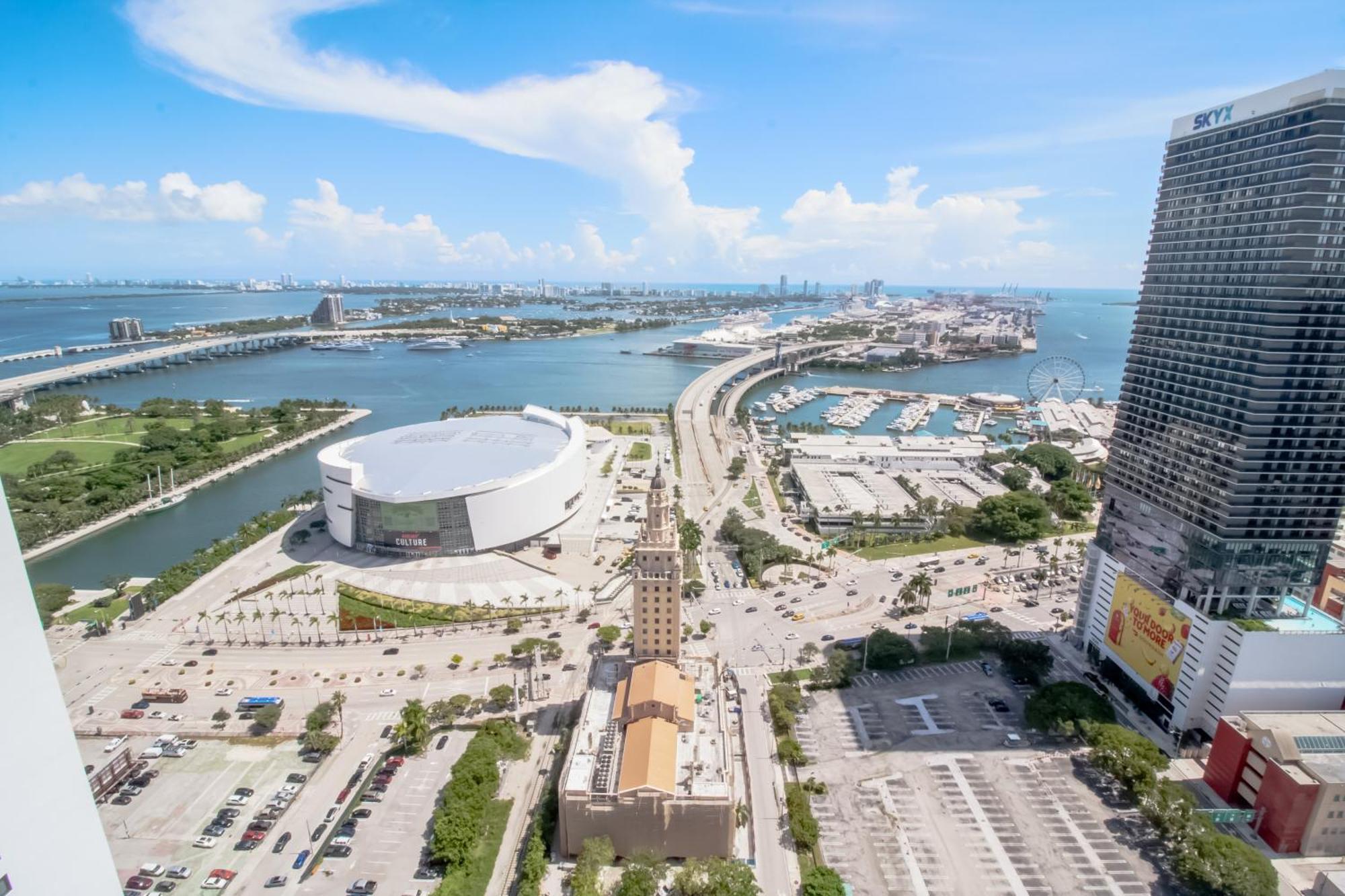 Luxurious 3 Bedroom With A View Apartment *