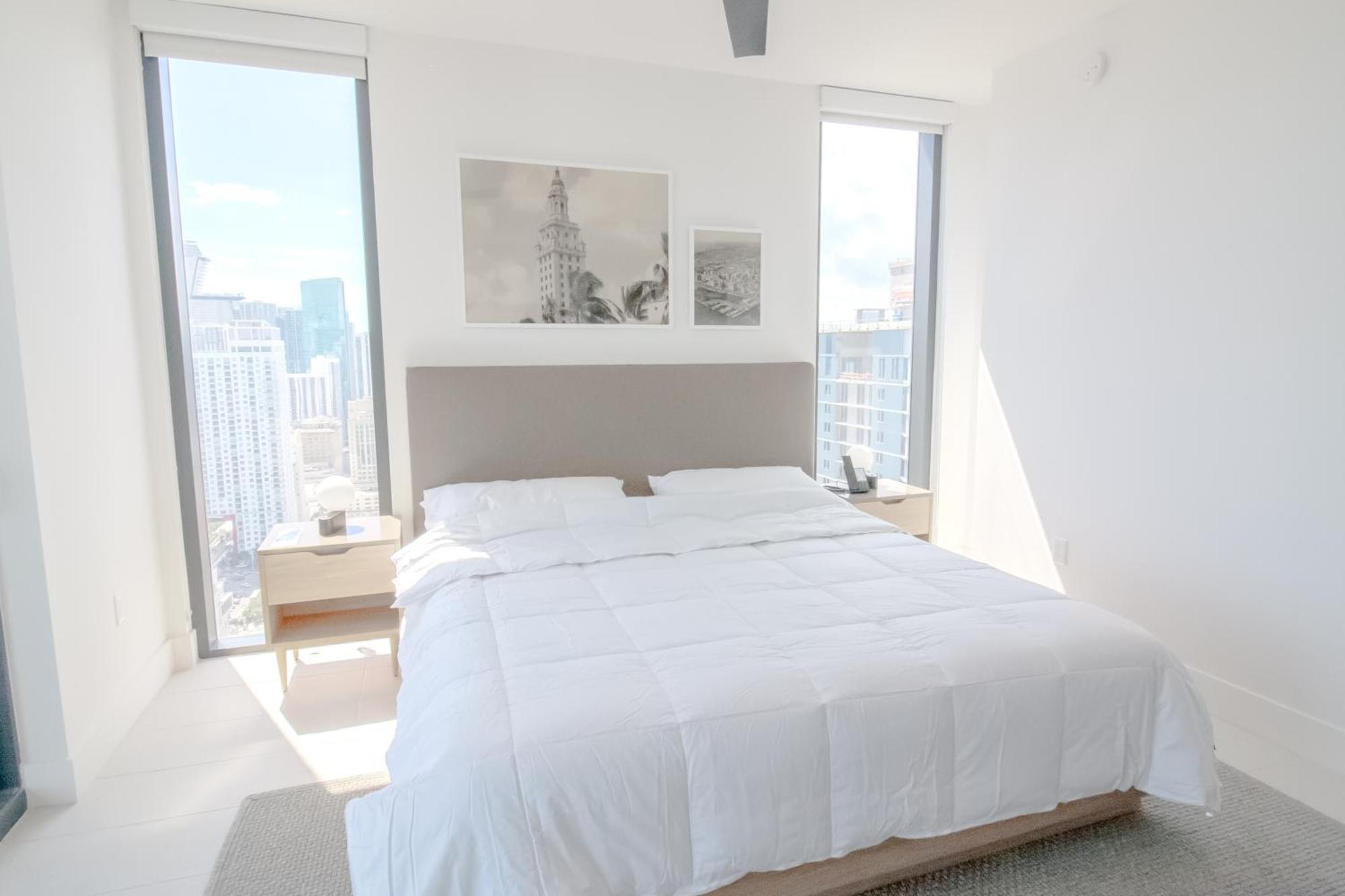 Luxurious 3 Bedroom With A View Apartment *