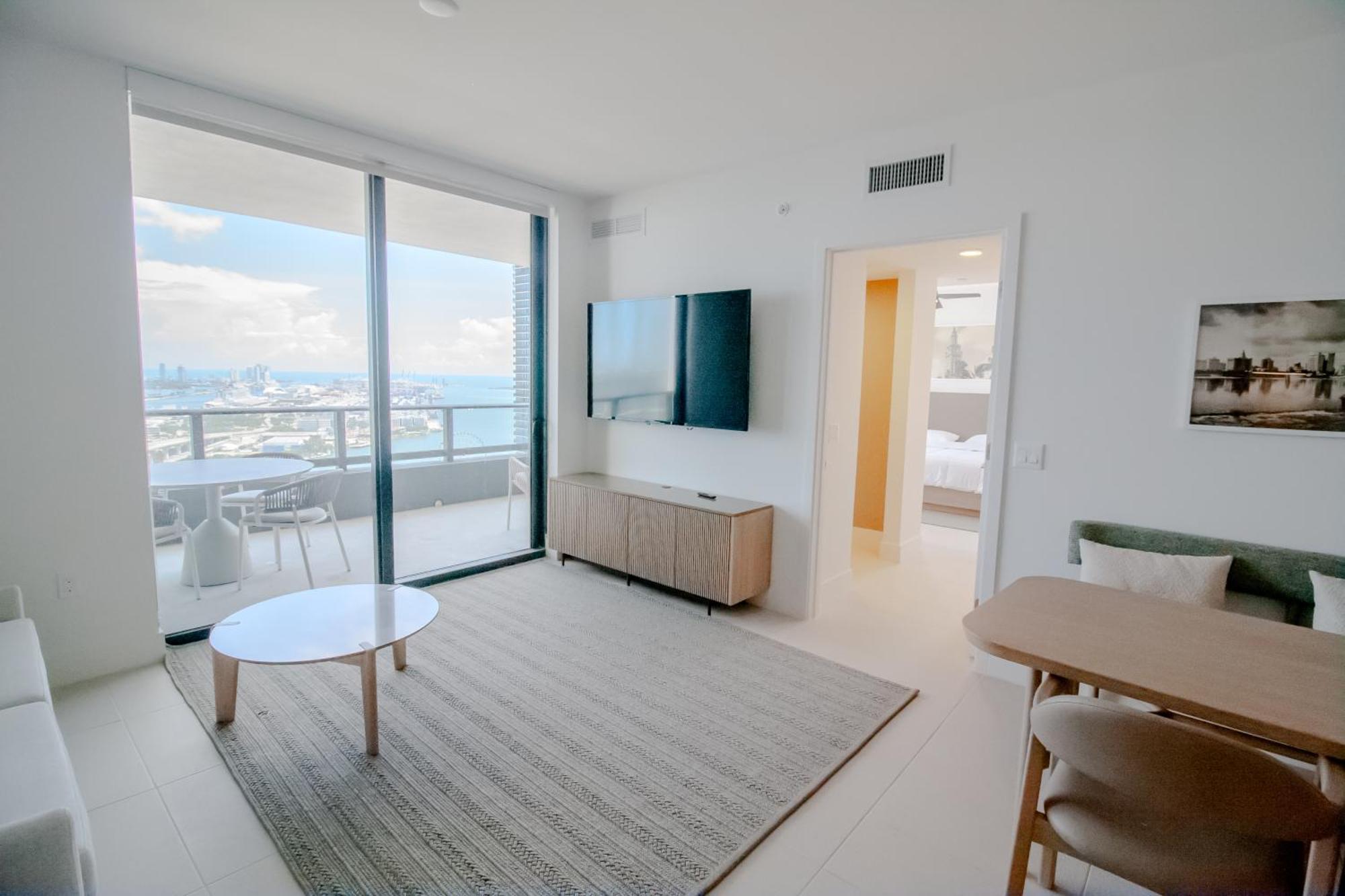 Luxurious 3 Bedroom With A View Apartment *