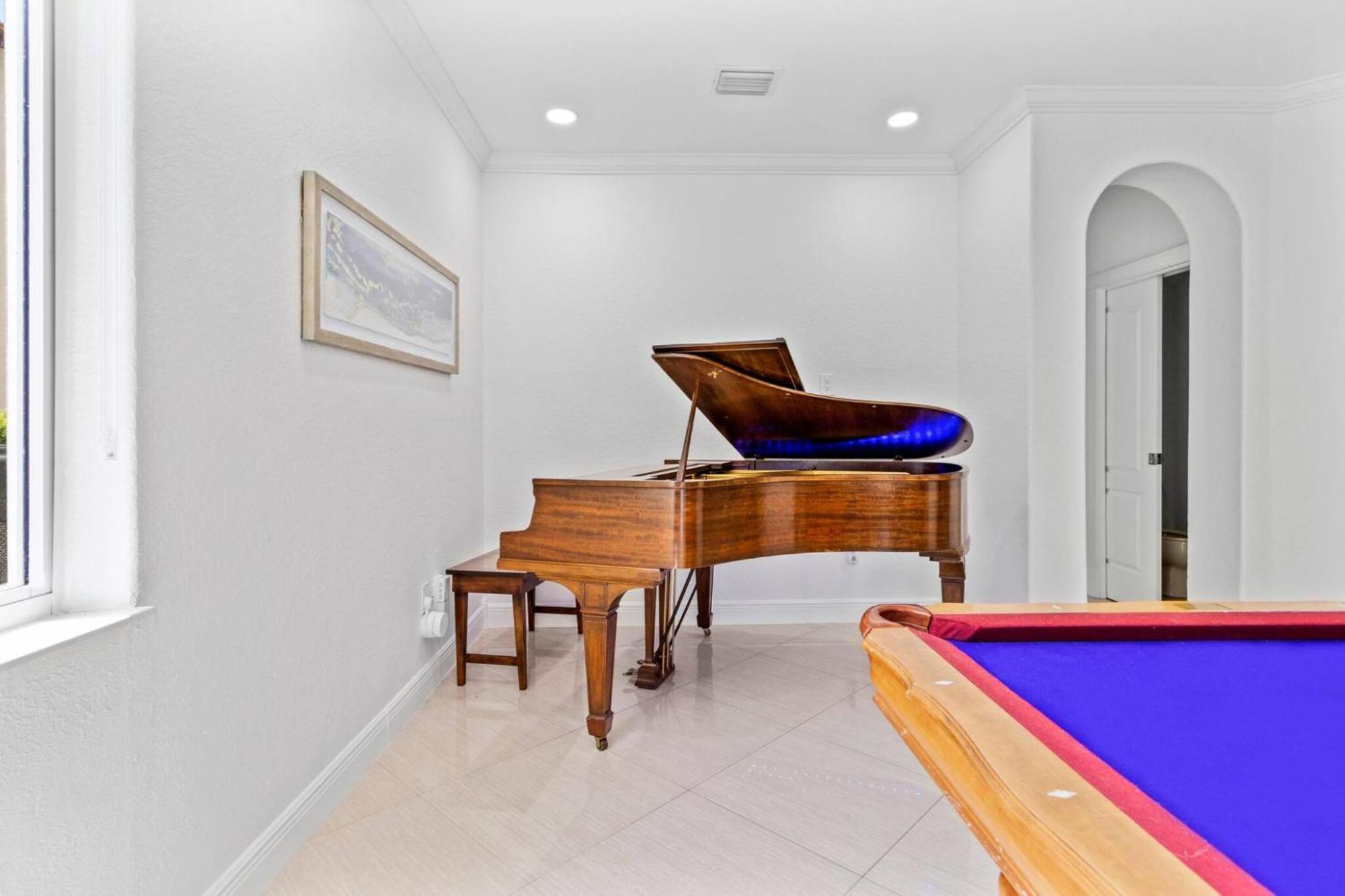 Luxe 5br I Pool Jacuzzi Fire Pit Piano