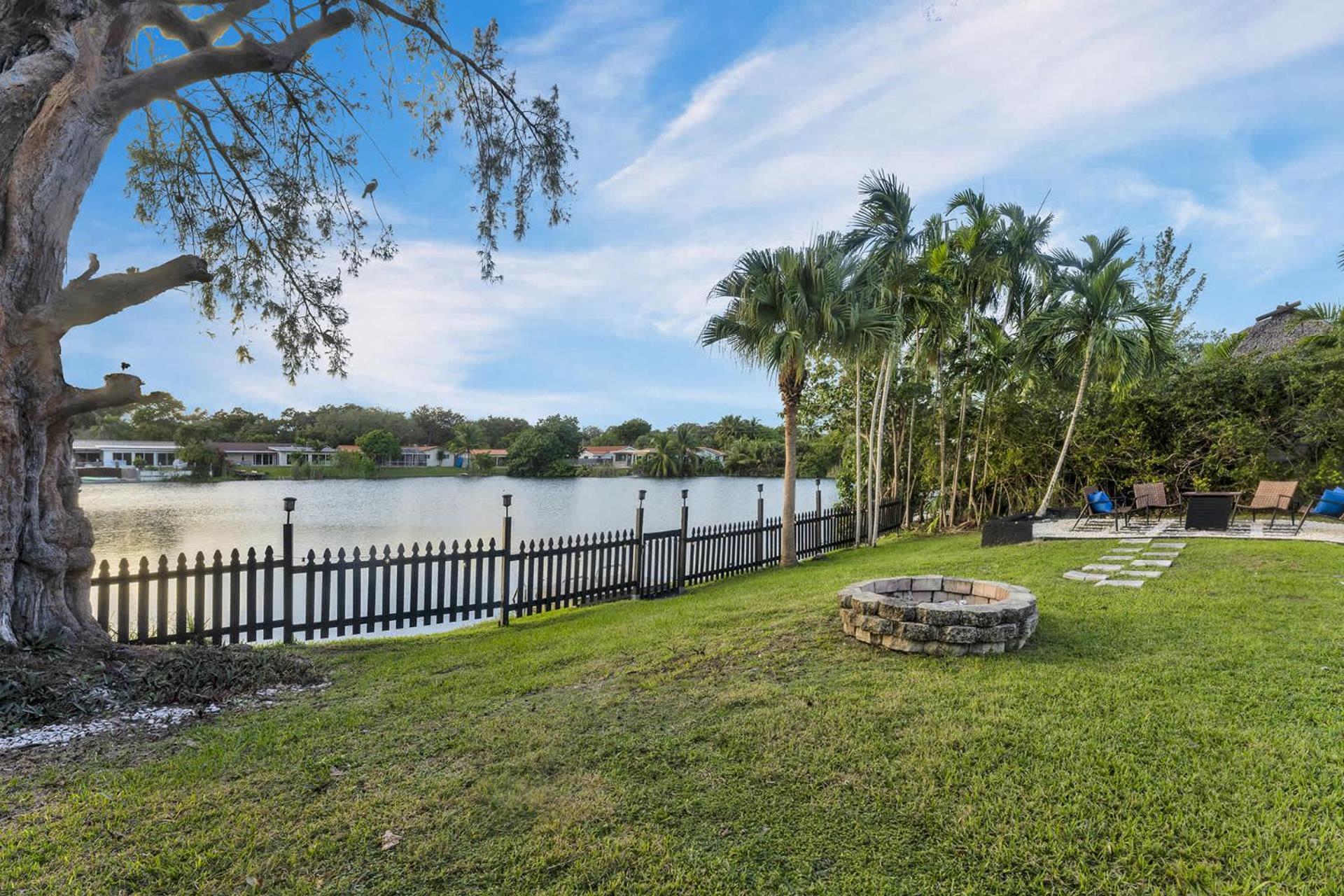 Holiday home Lakefront Retreat Perfect For Family Fun