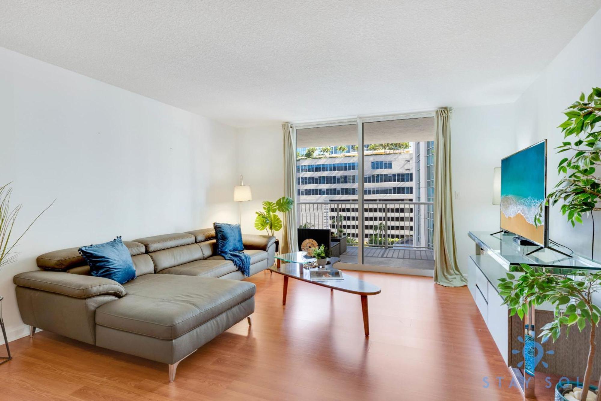 Apartment Beautiful 1 Bedroom With Modern Amenities *