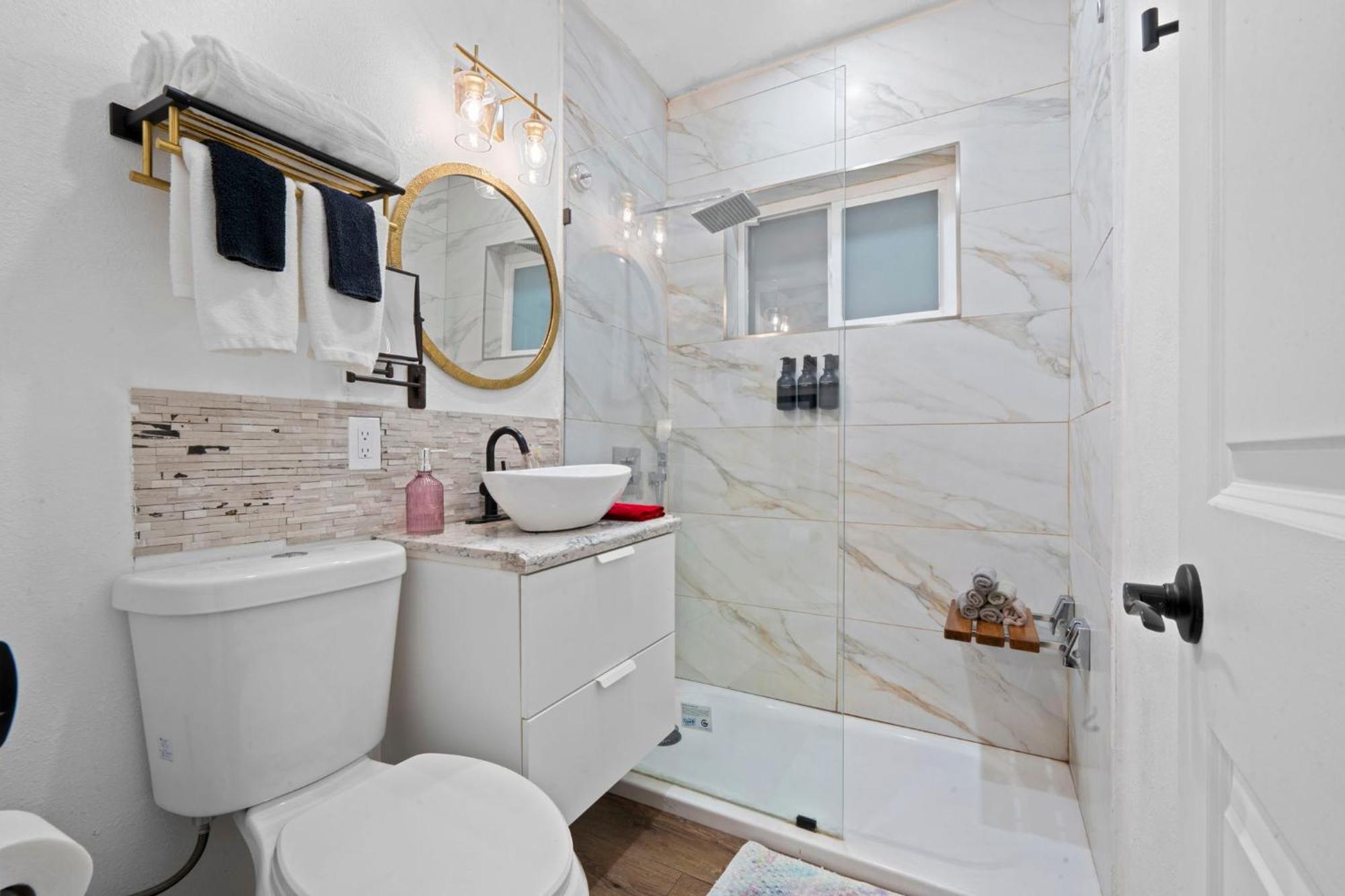 Little Havana Suites: Urban Oasis With Free Parking Apartment