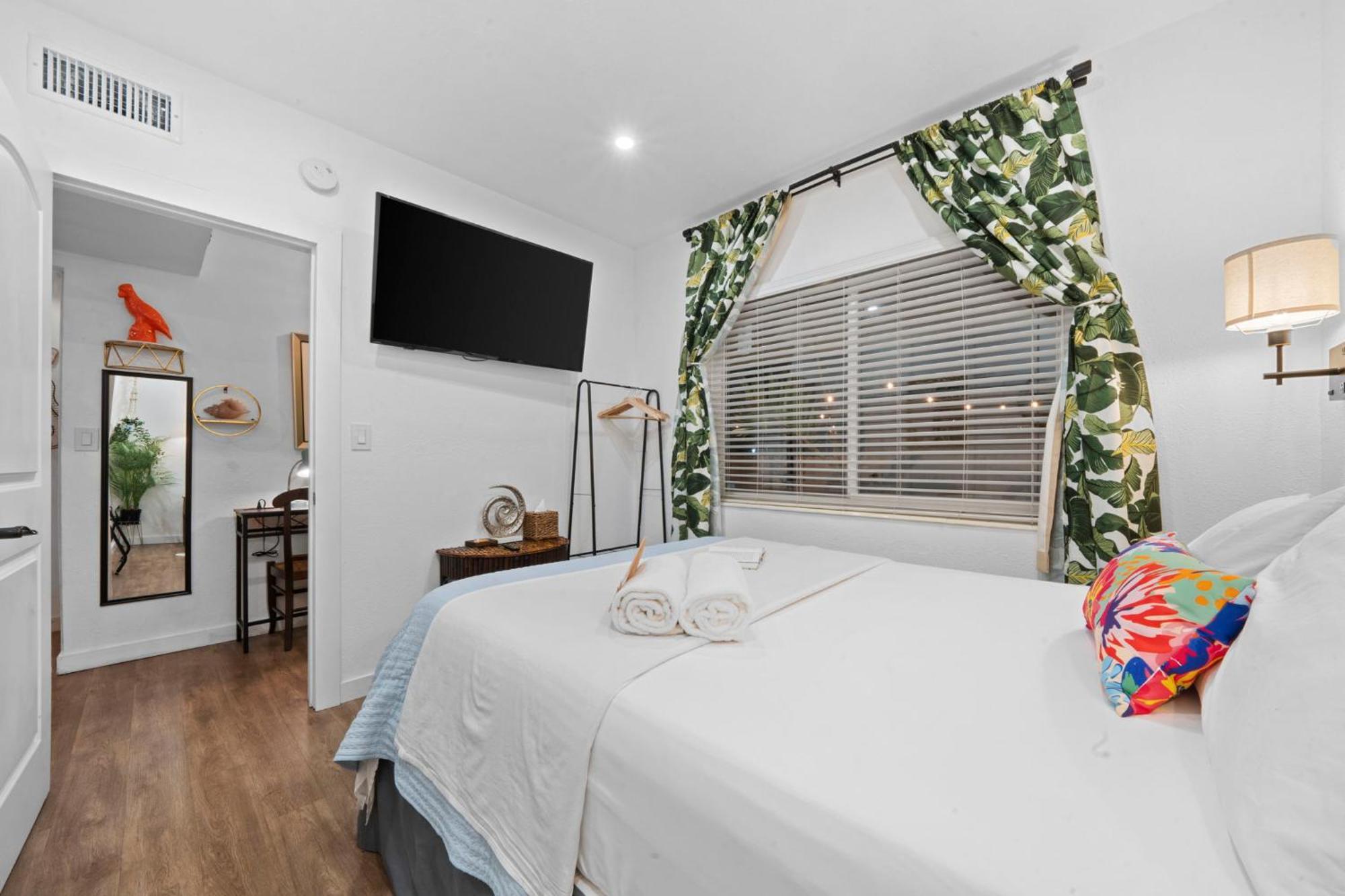 Little Havana Suites: Urban Oasis With Free Parking Apartment *