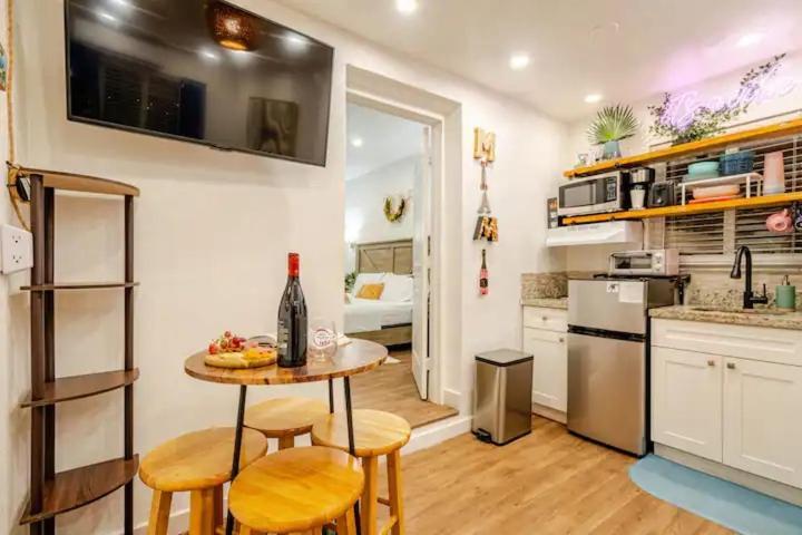 Little Havana Suites: Urban Oasis With Free Parking Apartment