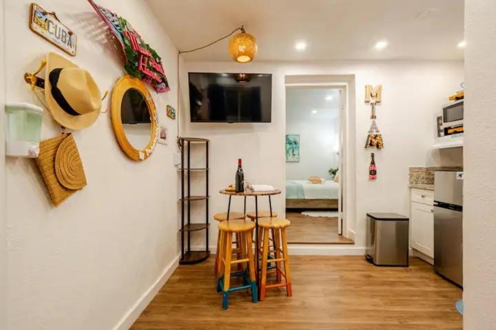 Little Havana Suites: Urban Oasis With Free Parking Apartment