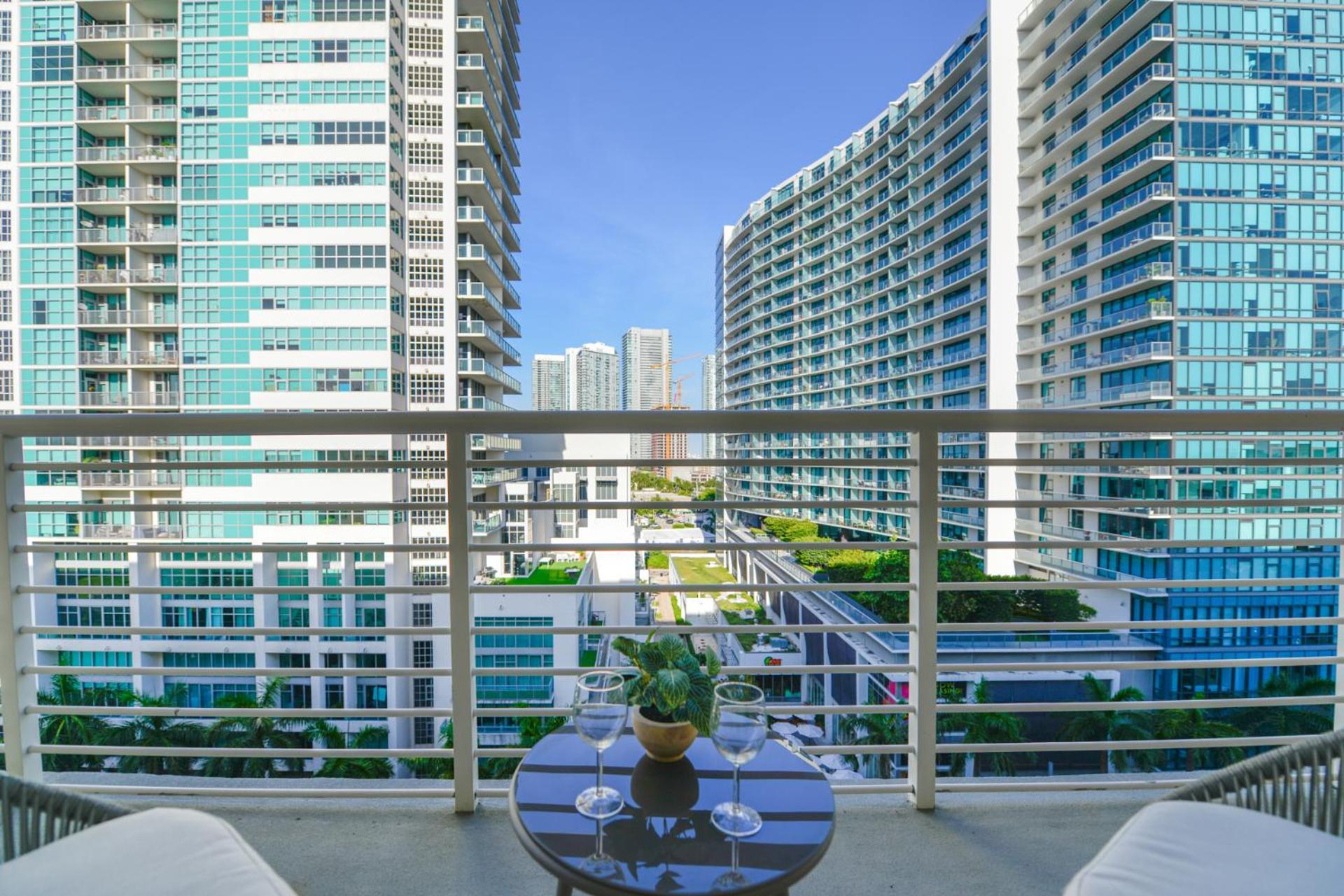 Modern Midtown Pool Access & Free Parking Apartment *