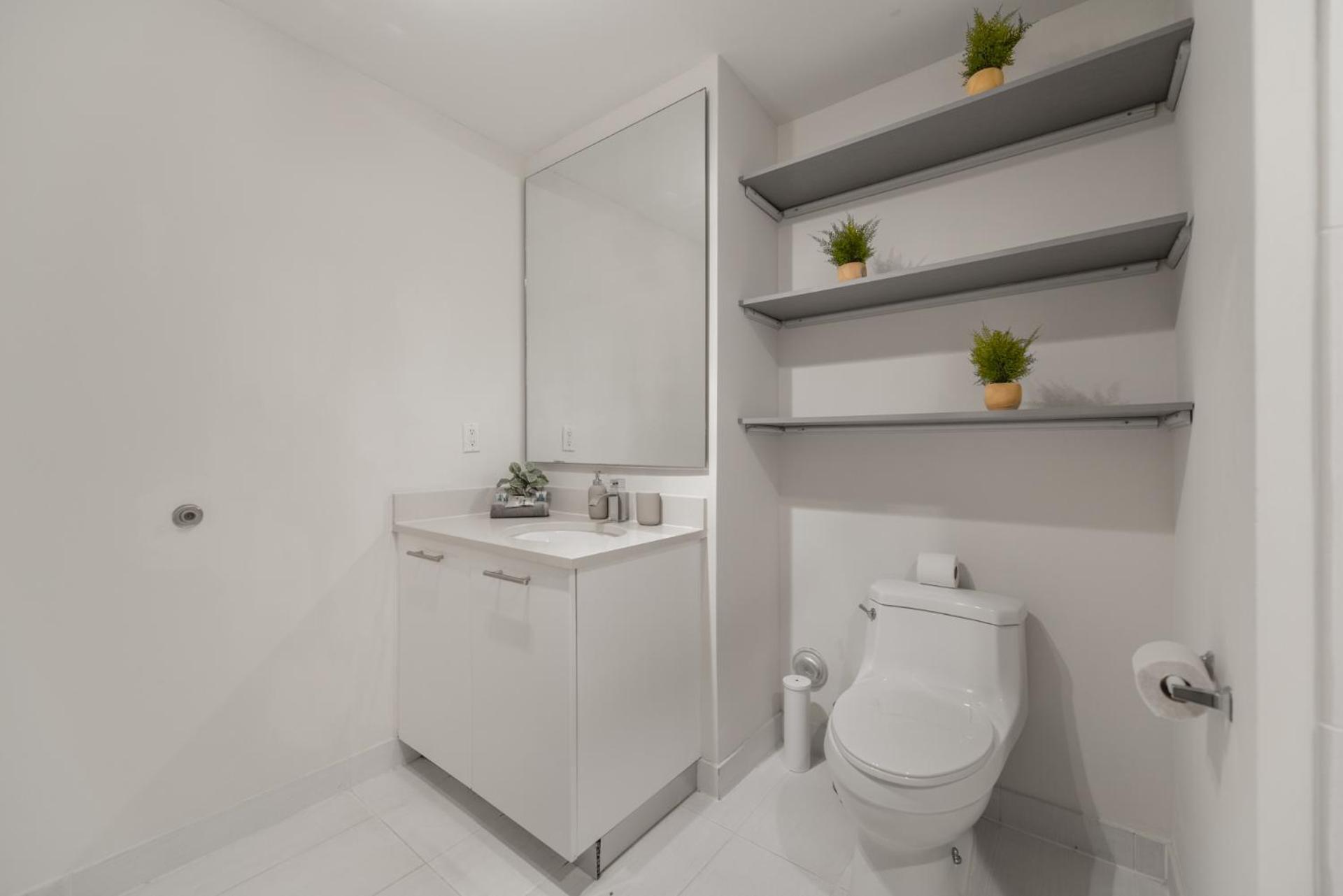 Modern Midtown Pool Access & Free Parking Apartment