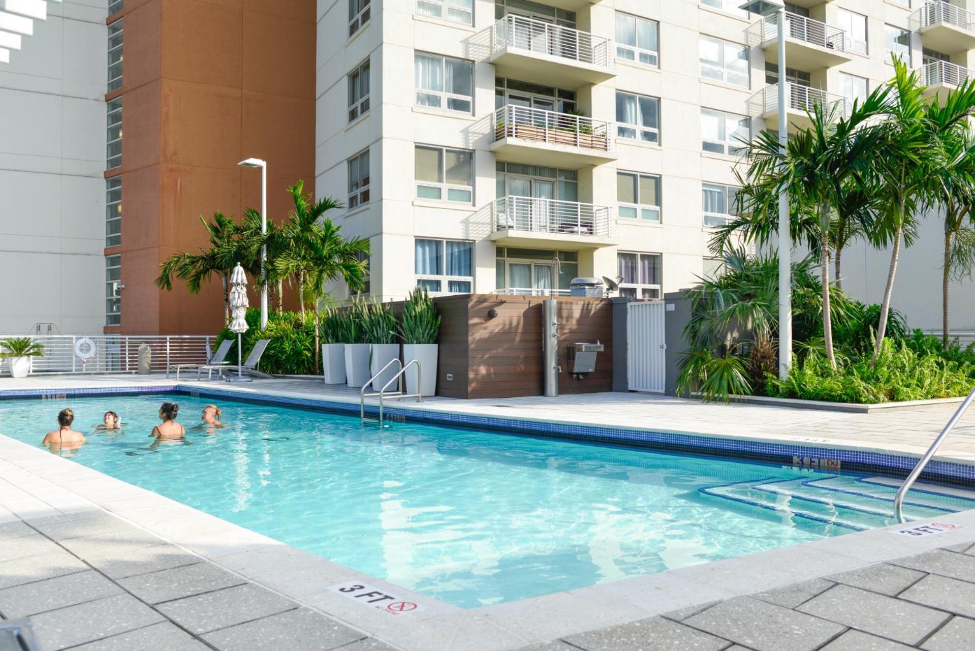 Modern Midtown Pool Access & Free Parking Apartment Miami