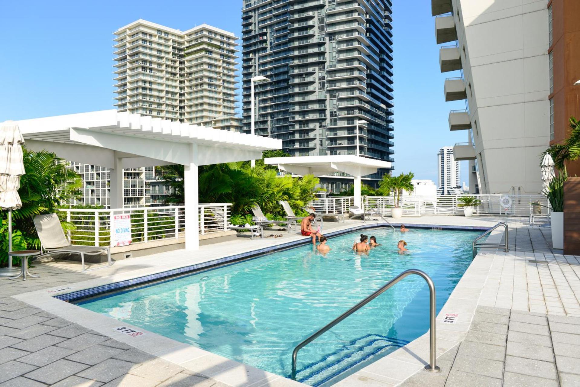 Modern Midtown Pool Access & Free Parking