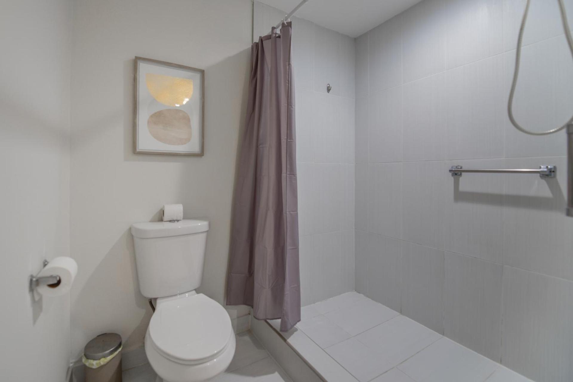 Modern Midtown Pool Access & Free Parking Apartment